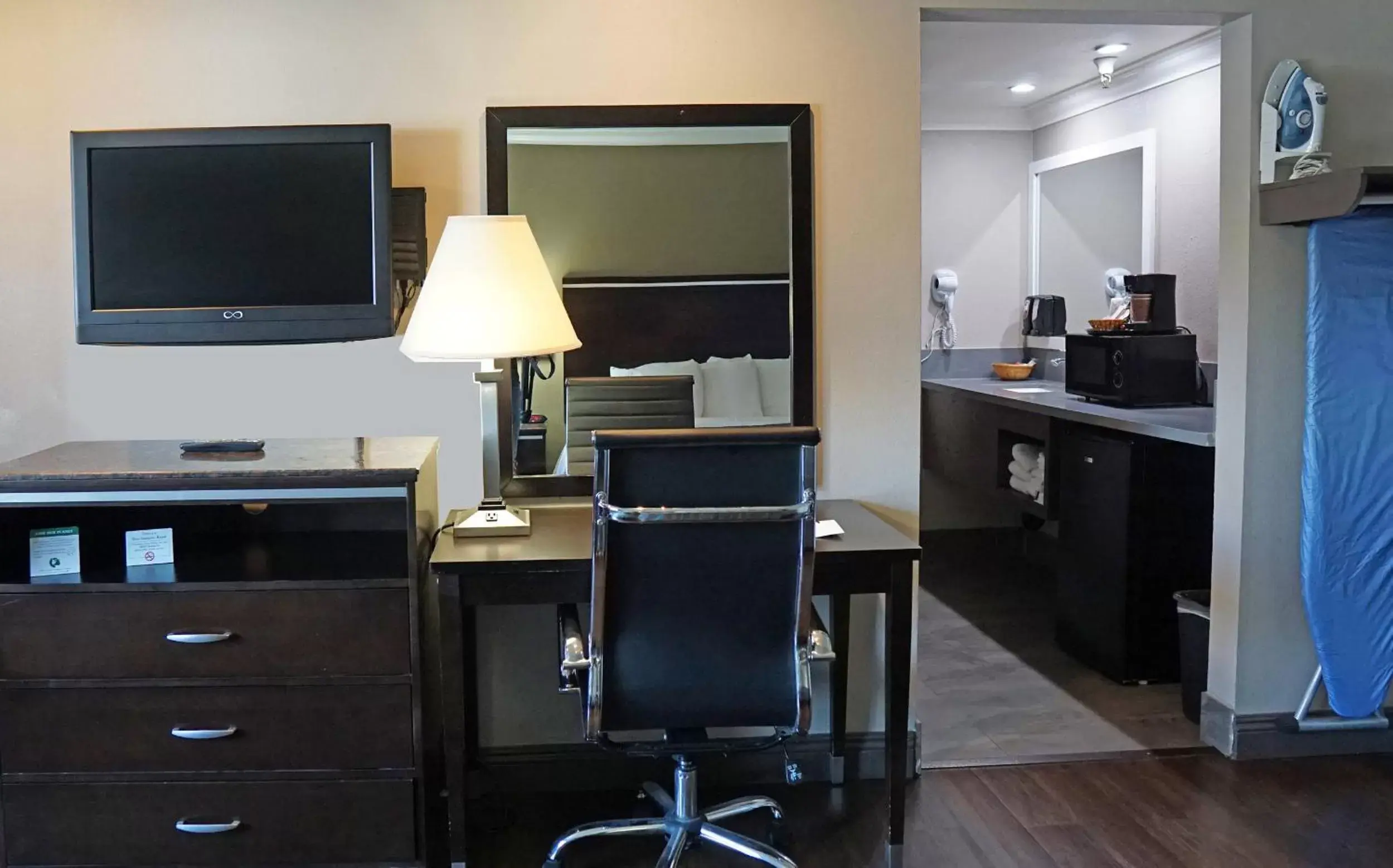 King Room with Roll-In Shower - Disability Access in Hawthorne Plaza Inn Near LAX King Room with Roll-In Shower - Disability Access in Hawthorne Plaza Inn Near LAX