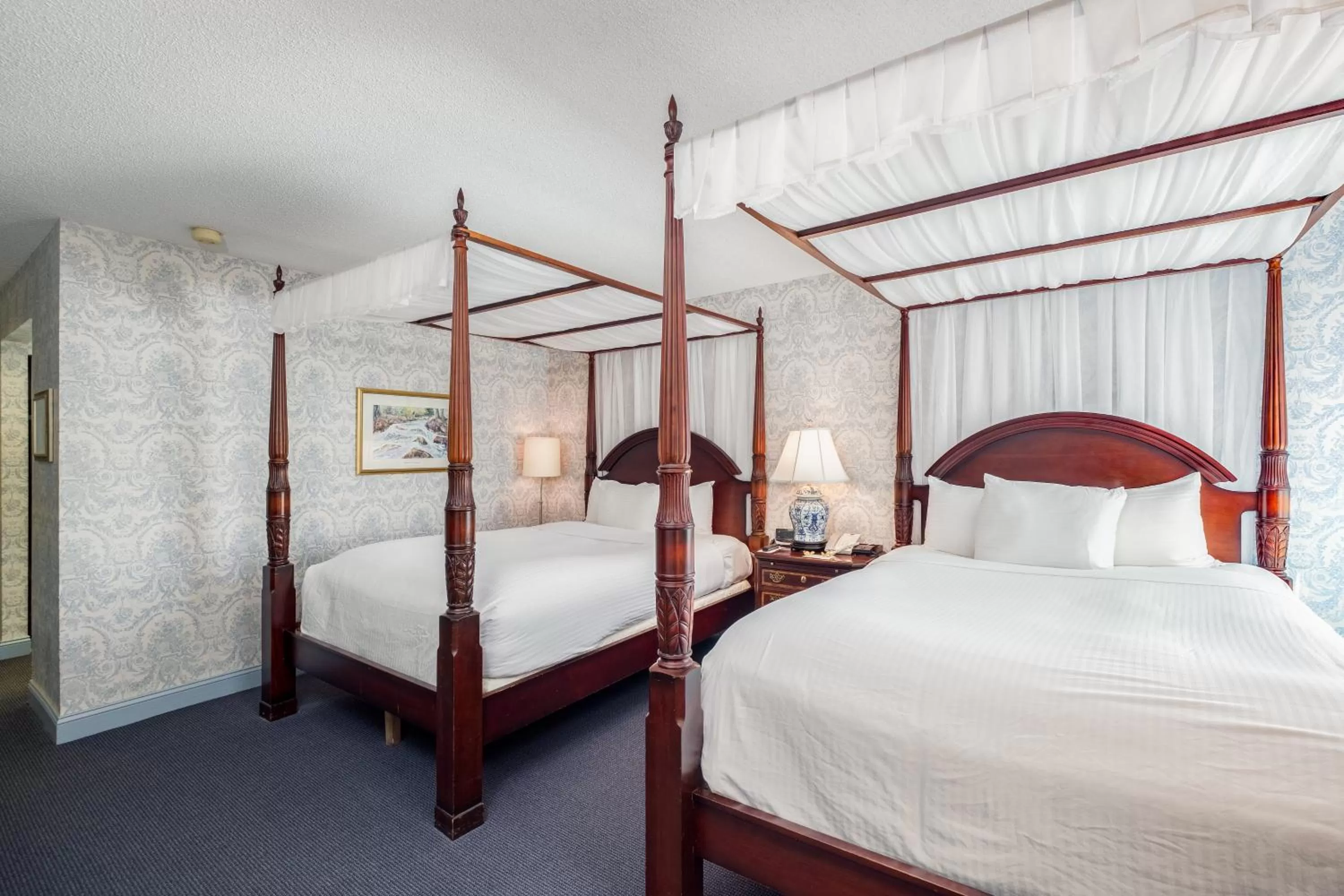 Bathroom, Bed in The Farmington Inn and Suites