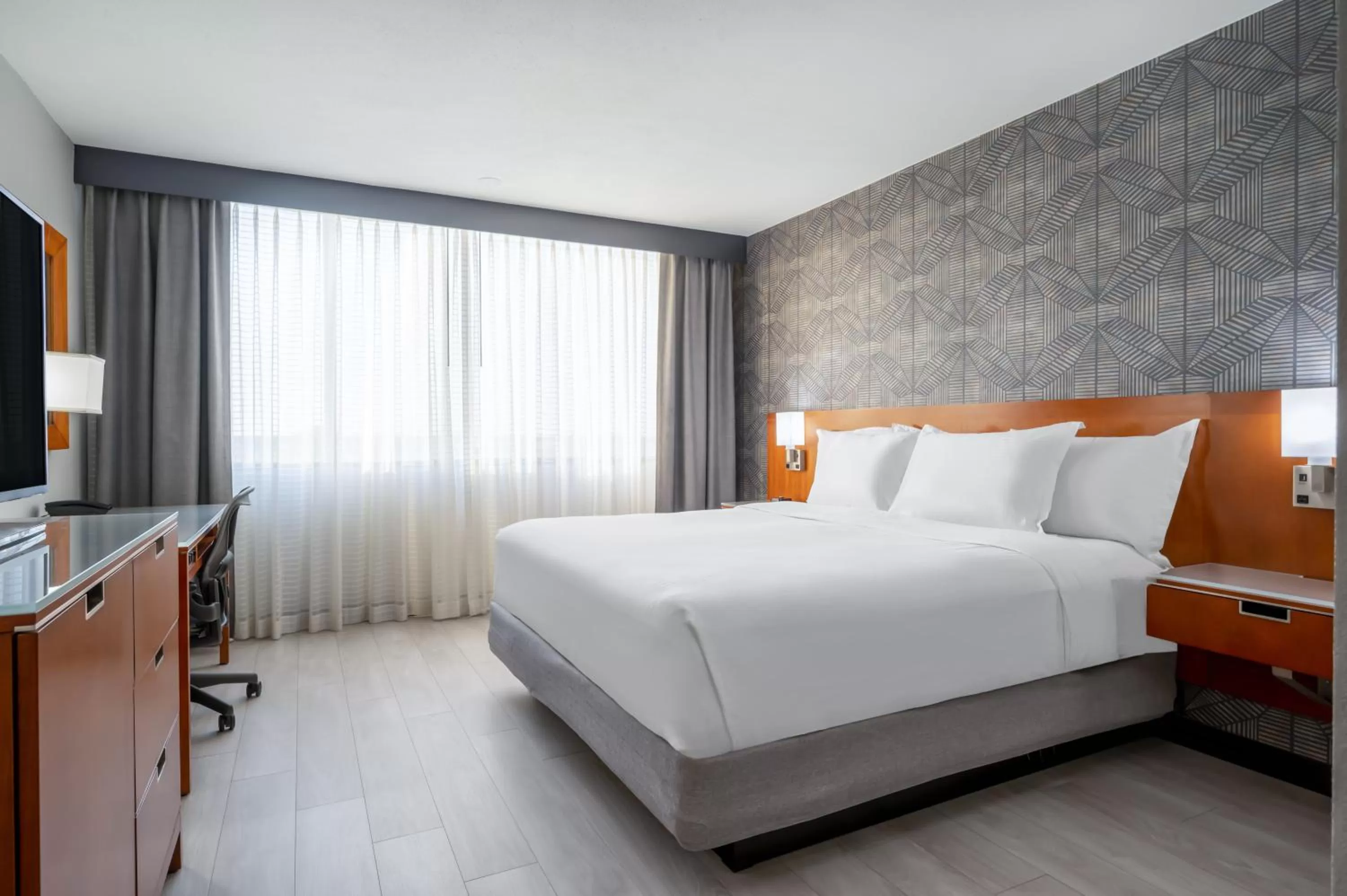 Bed in Wyndham Indianapolis Airport