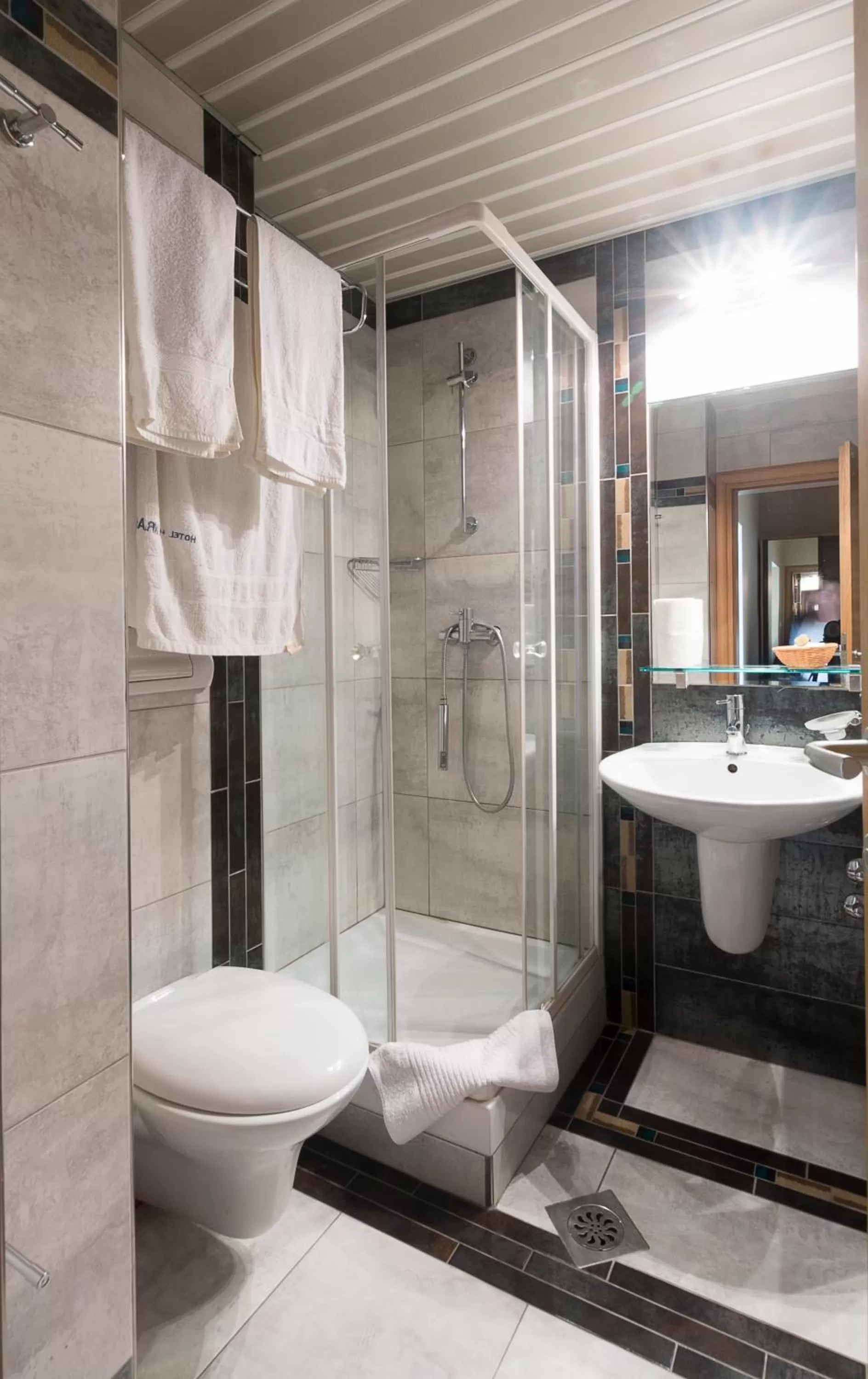 Bathroom in Hotel Lirak