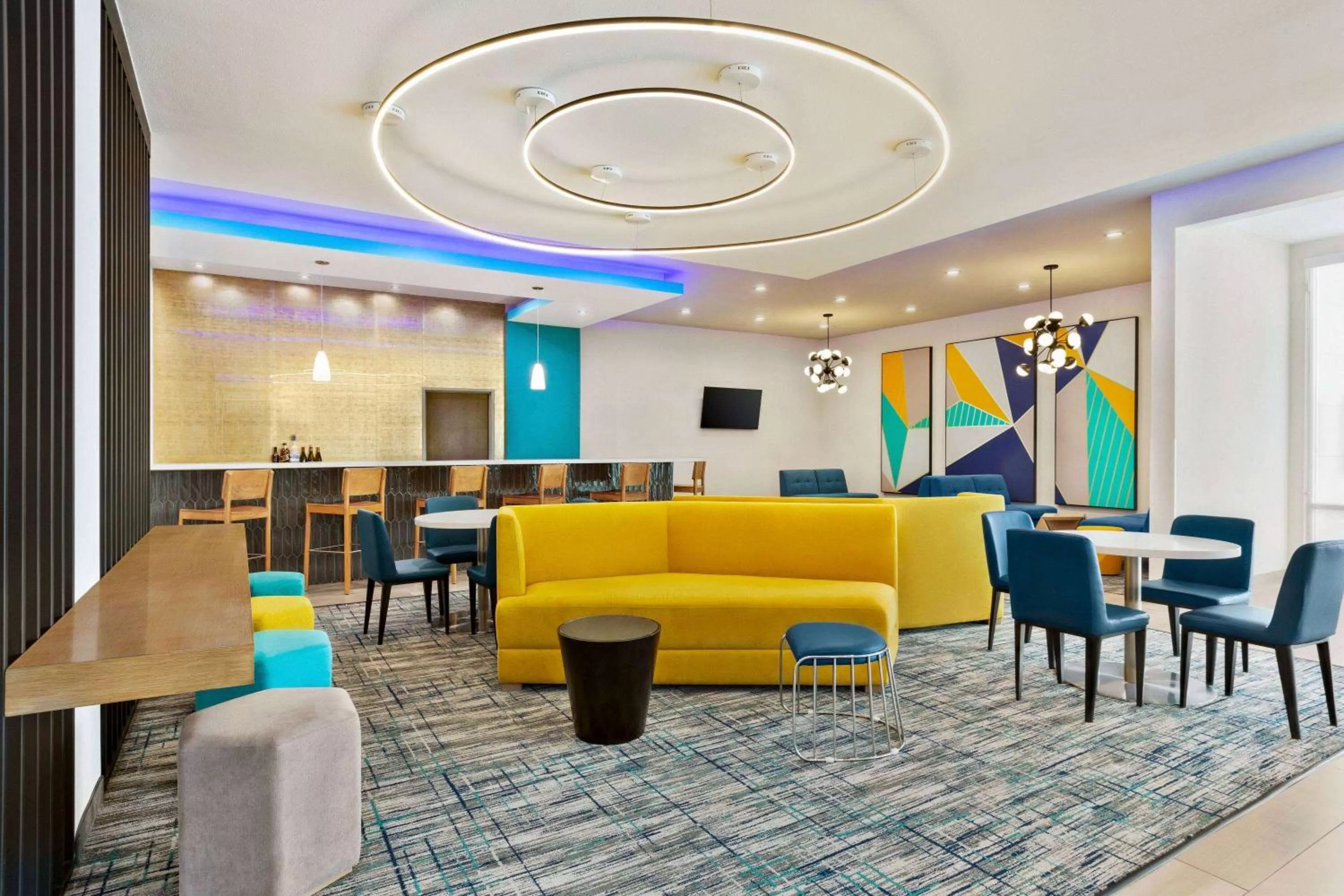 Lounge or bar in La Quinta by Wyndham Richmond-Sugarland
