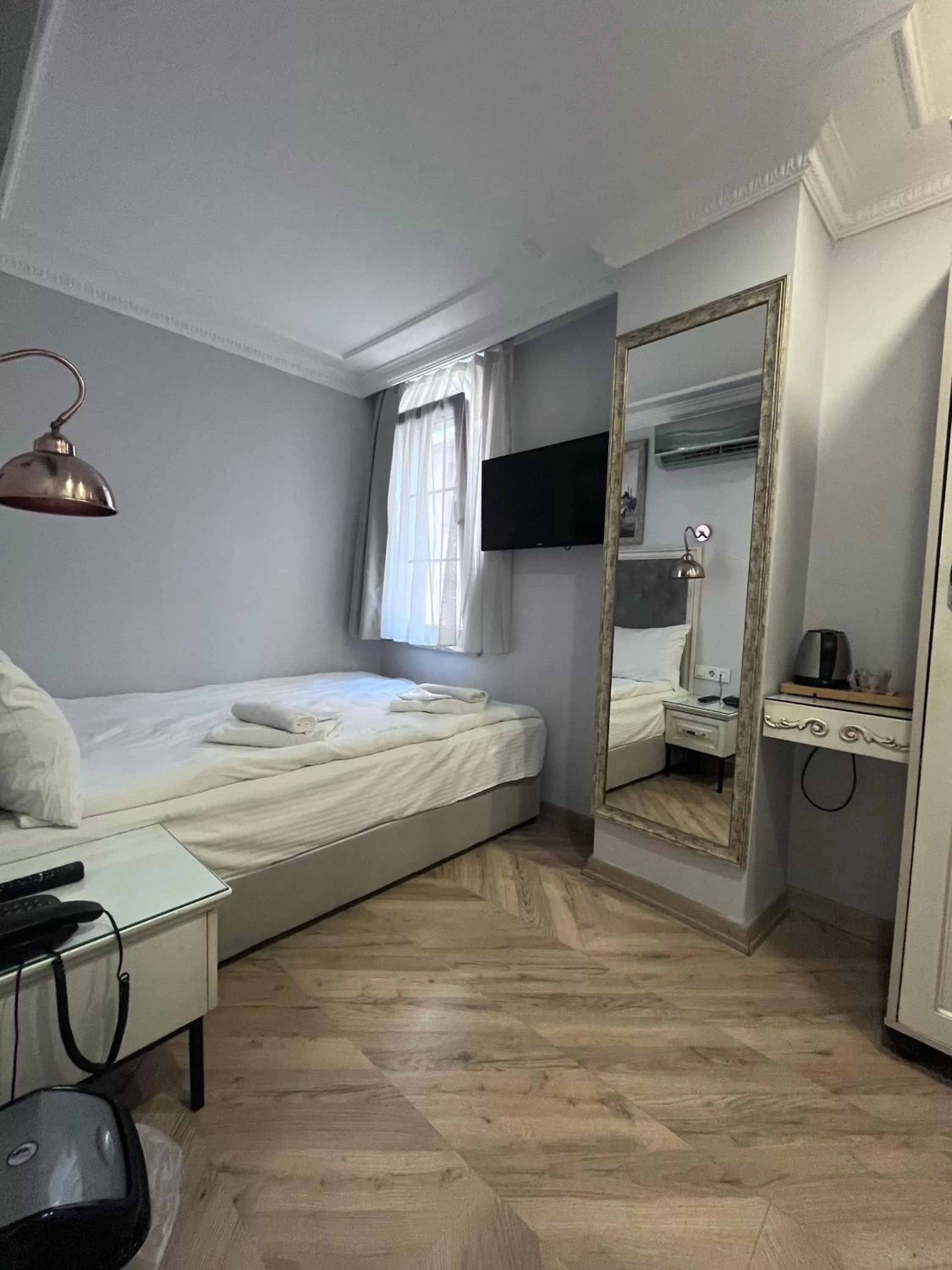 Bathroom, Bed in Good Night Hotel Istanbul