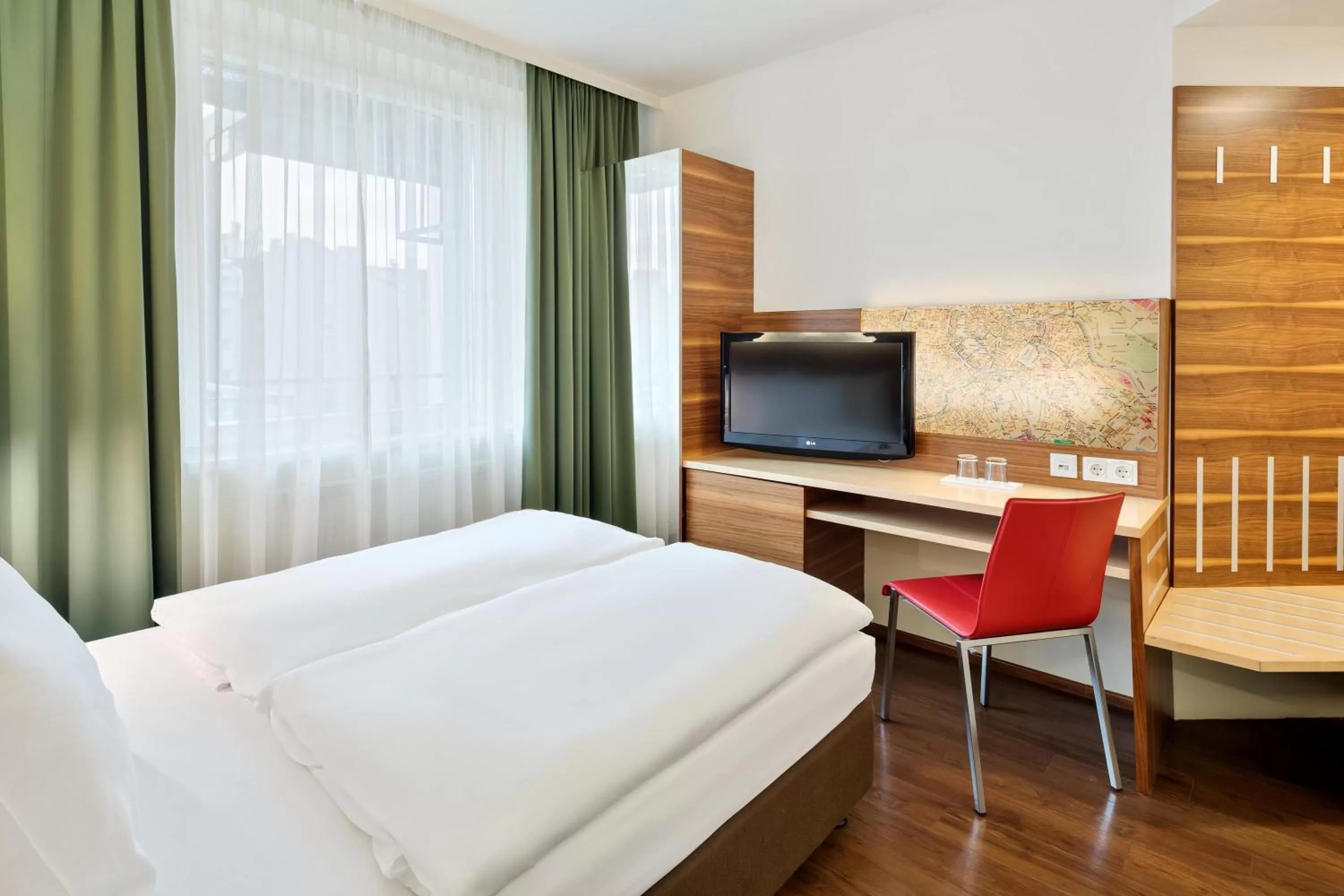 Bed in Austria Trend Hotel beim Theresianum Wien