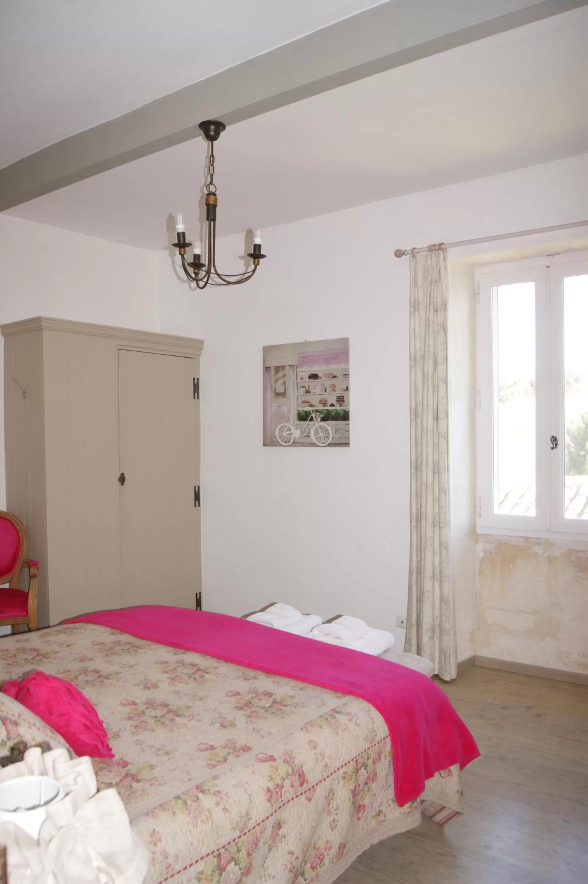 Photo of the whole room, Bed in Mas des Tourterelles