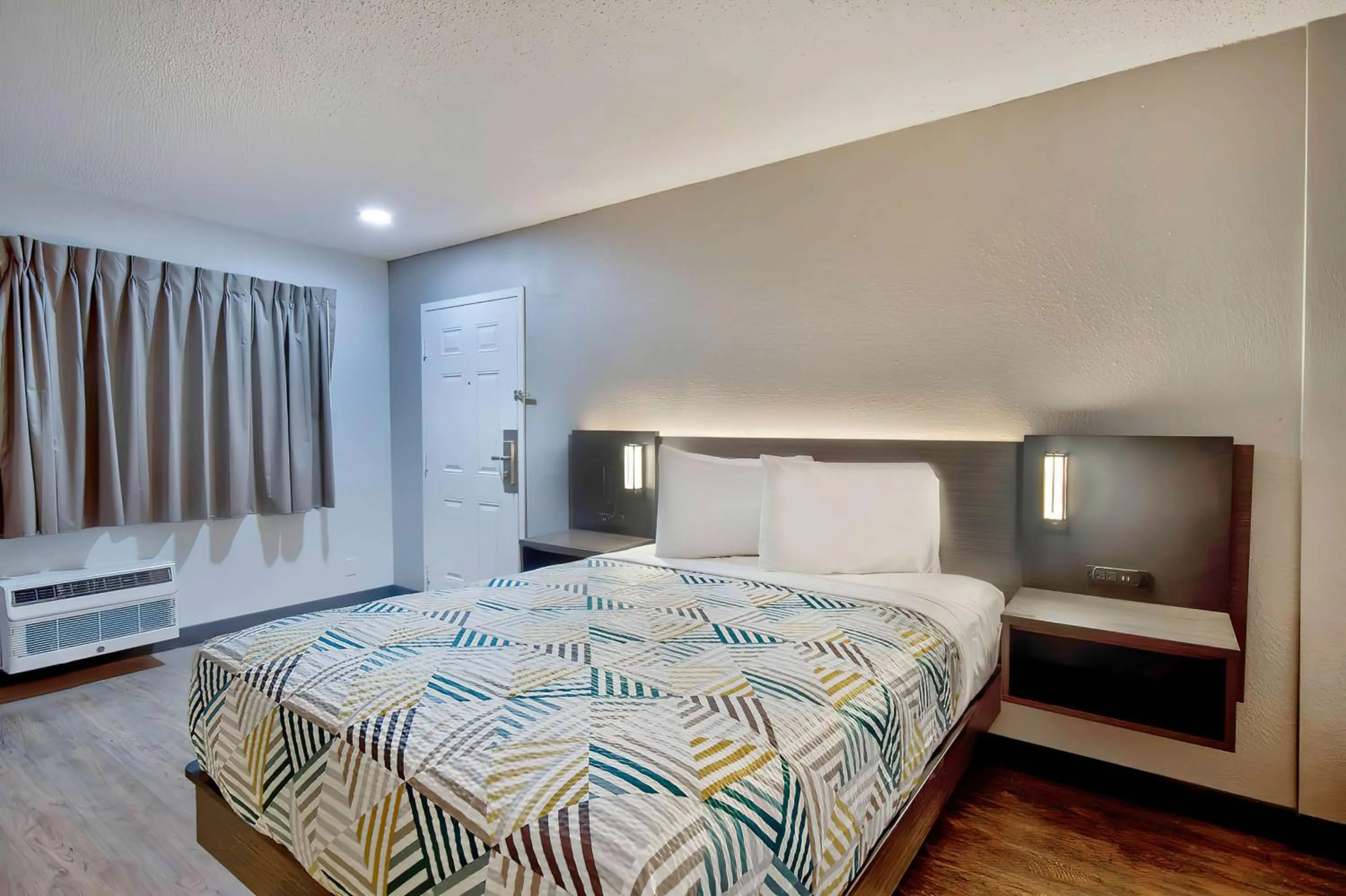 Bedroom, Bed in Motel 6-Vallejo, CA - Six Flags West