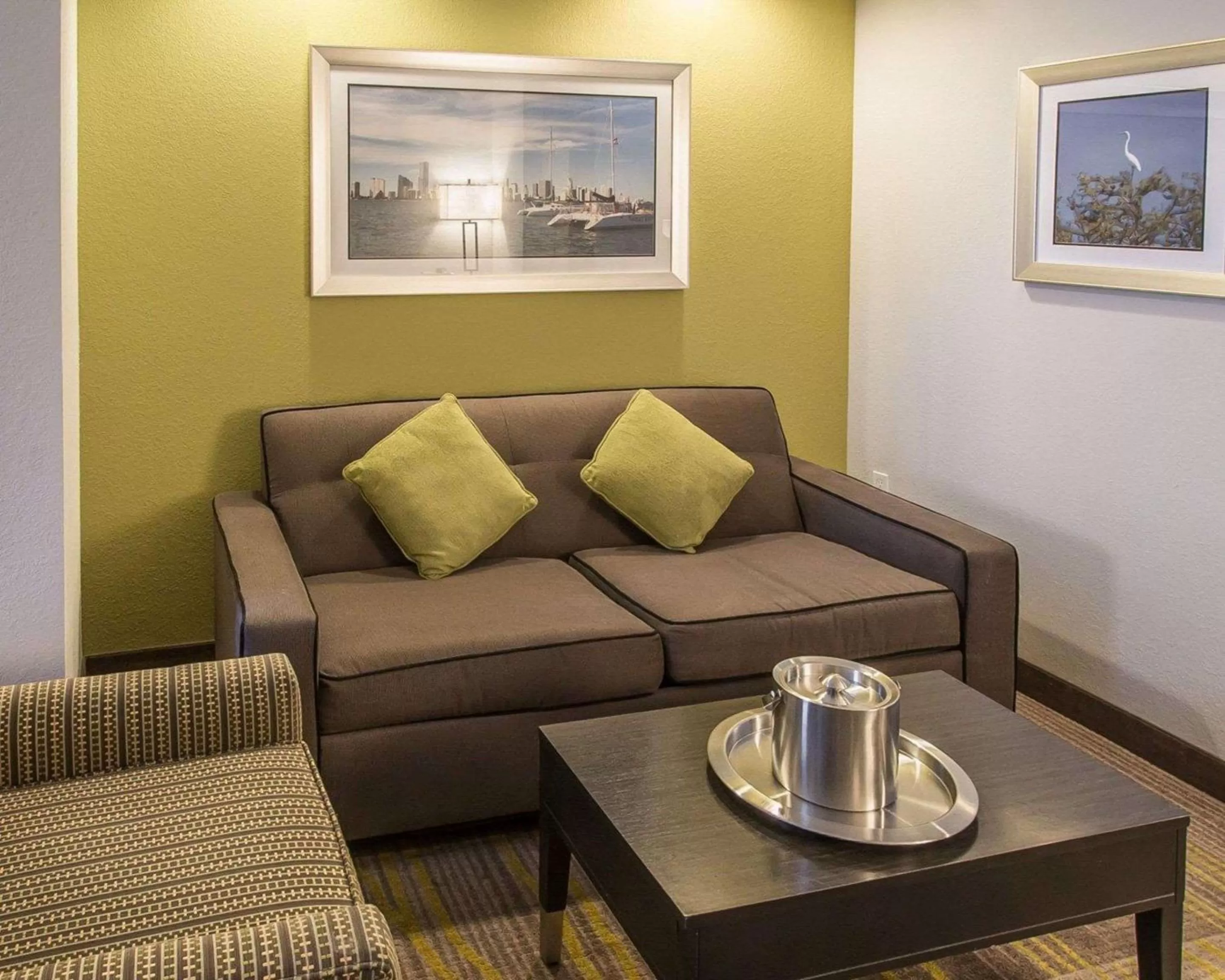 Photo of the whole room in Comfort Suites Miami Airport North