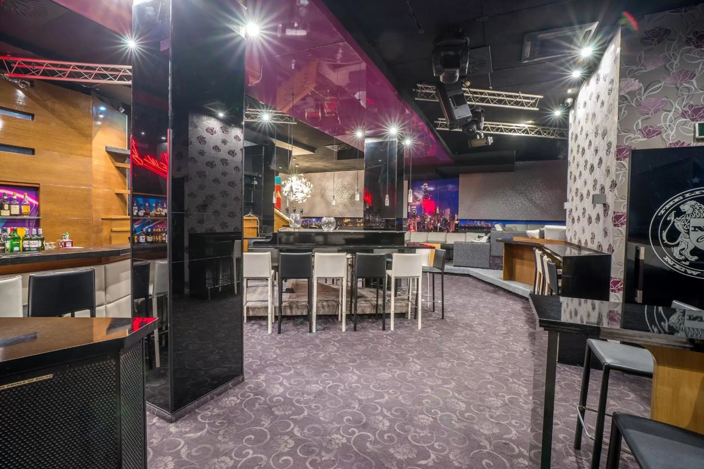 Lounge or bar in City Avenue Hotel