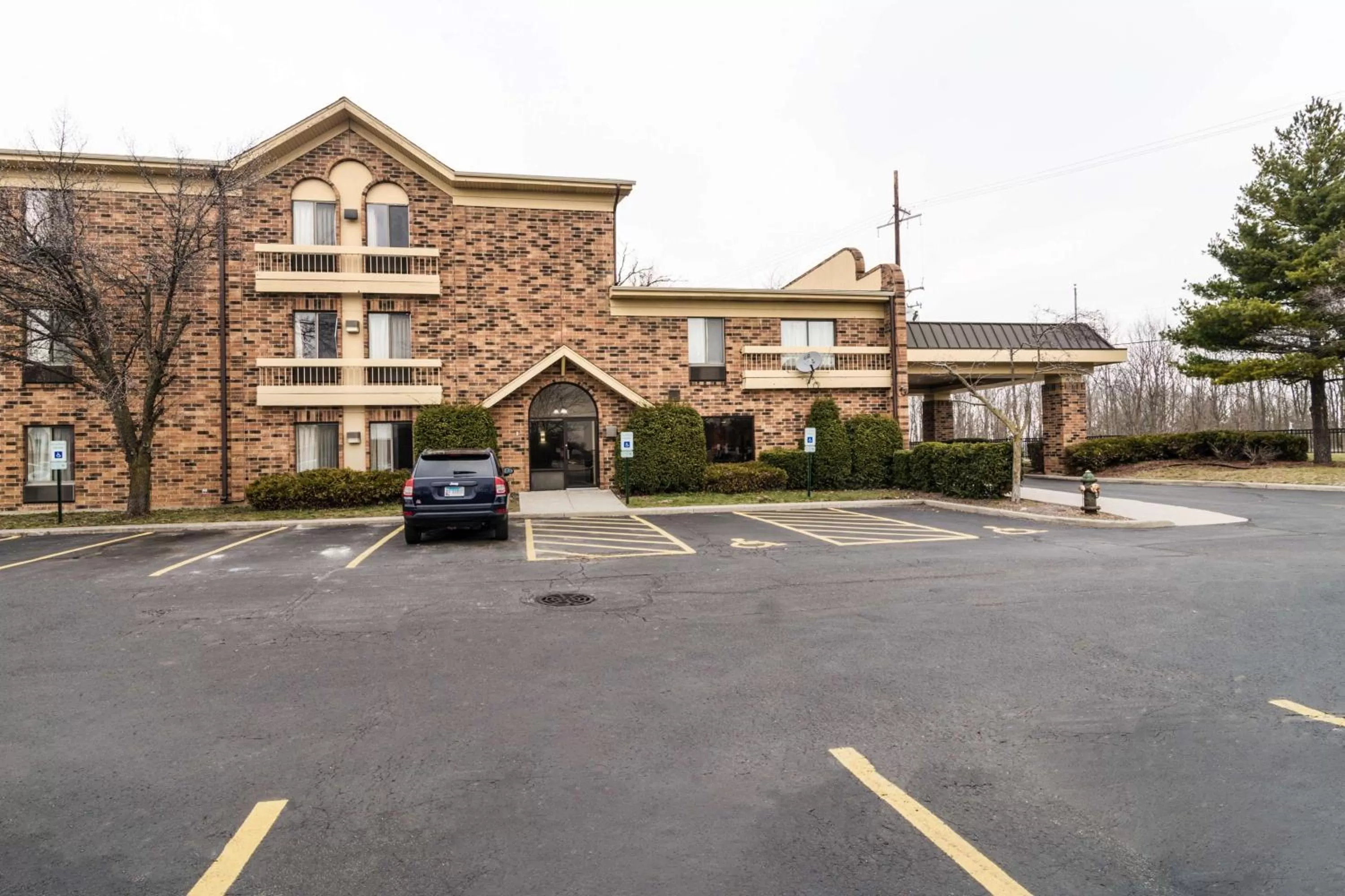 Property building in Motel 6-Libertyville, IL