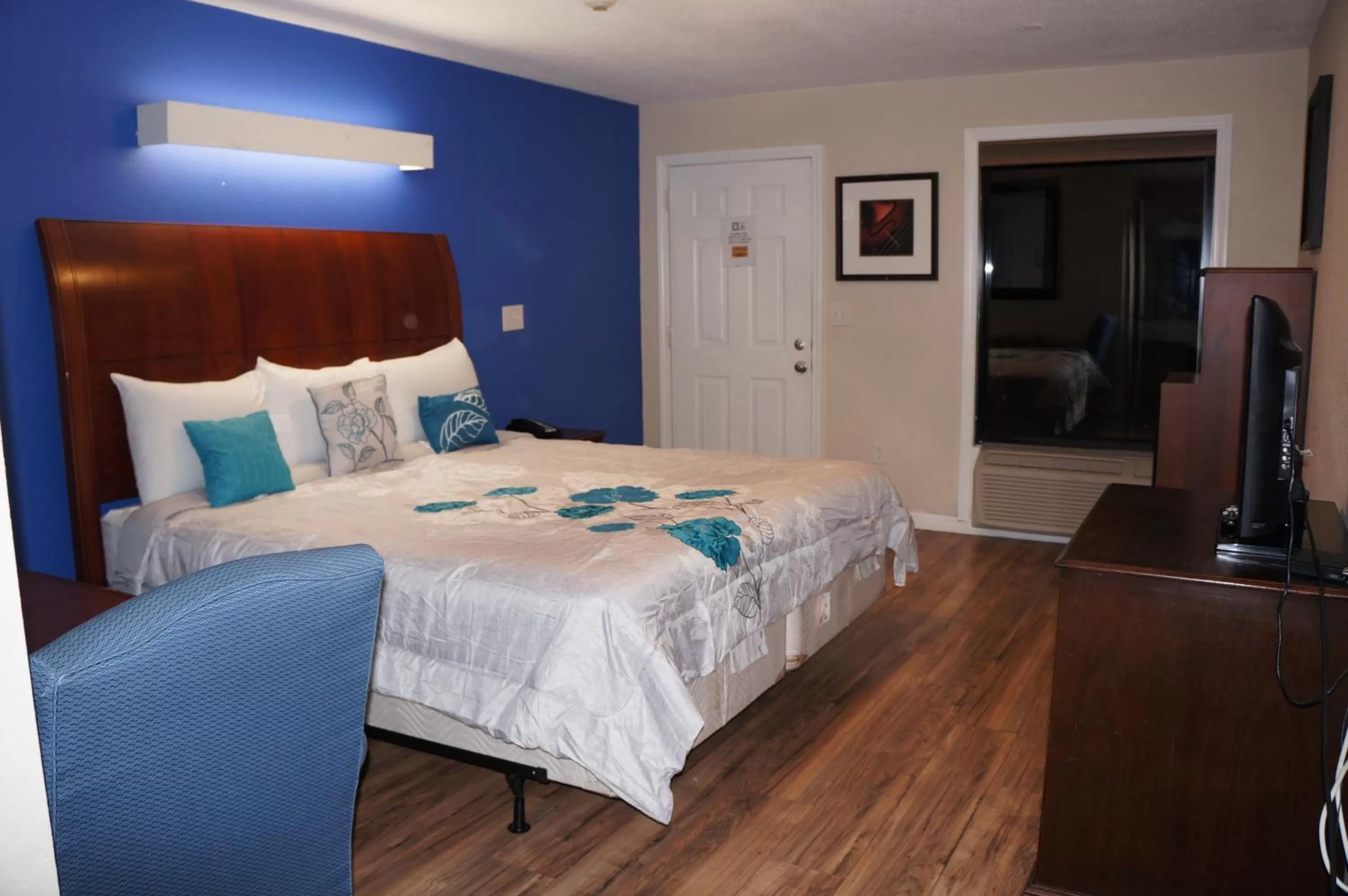 Bedroom, Bed in Classic Motor Lodge Providence - West Greenwich