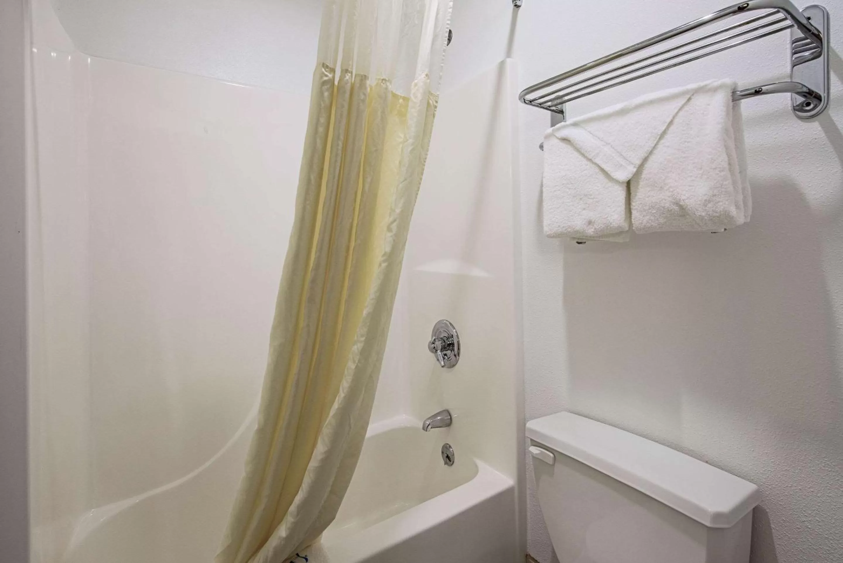 Photo of the whole room, Bathroom in Rodeway Inn Huntington