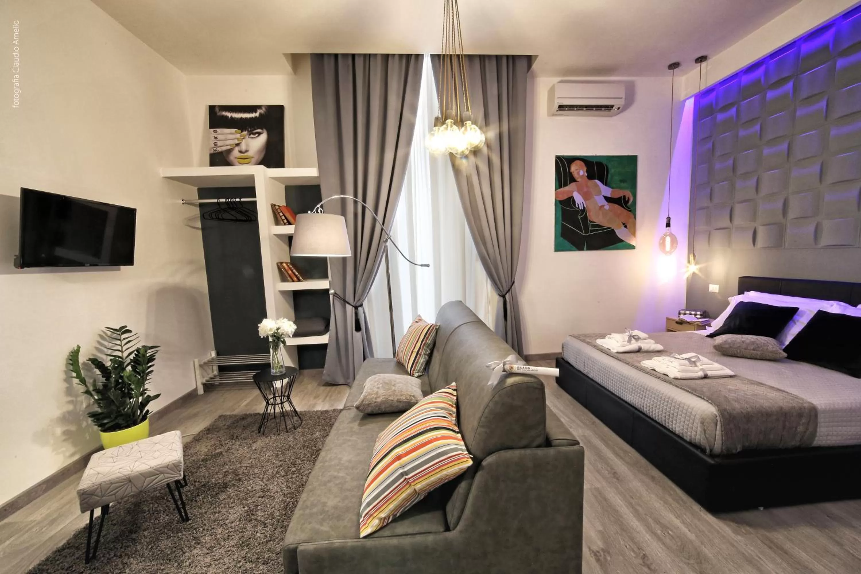 Photo of the whole room, Bed in Bourbon House