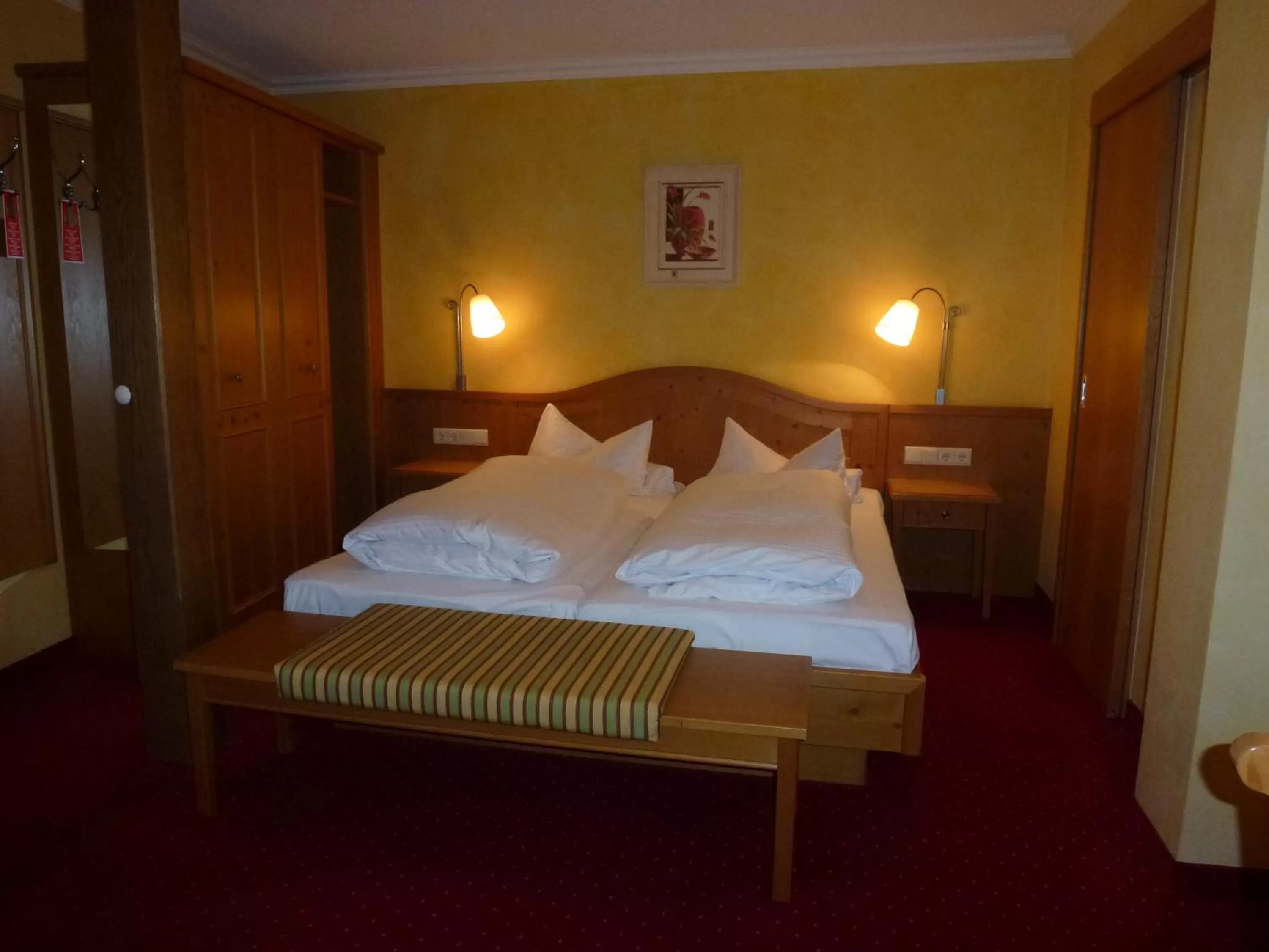 Photo of the whole room, Bed in Gasthof Hotel Reif