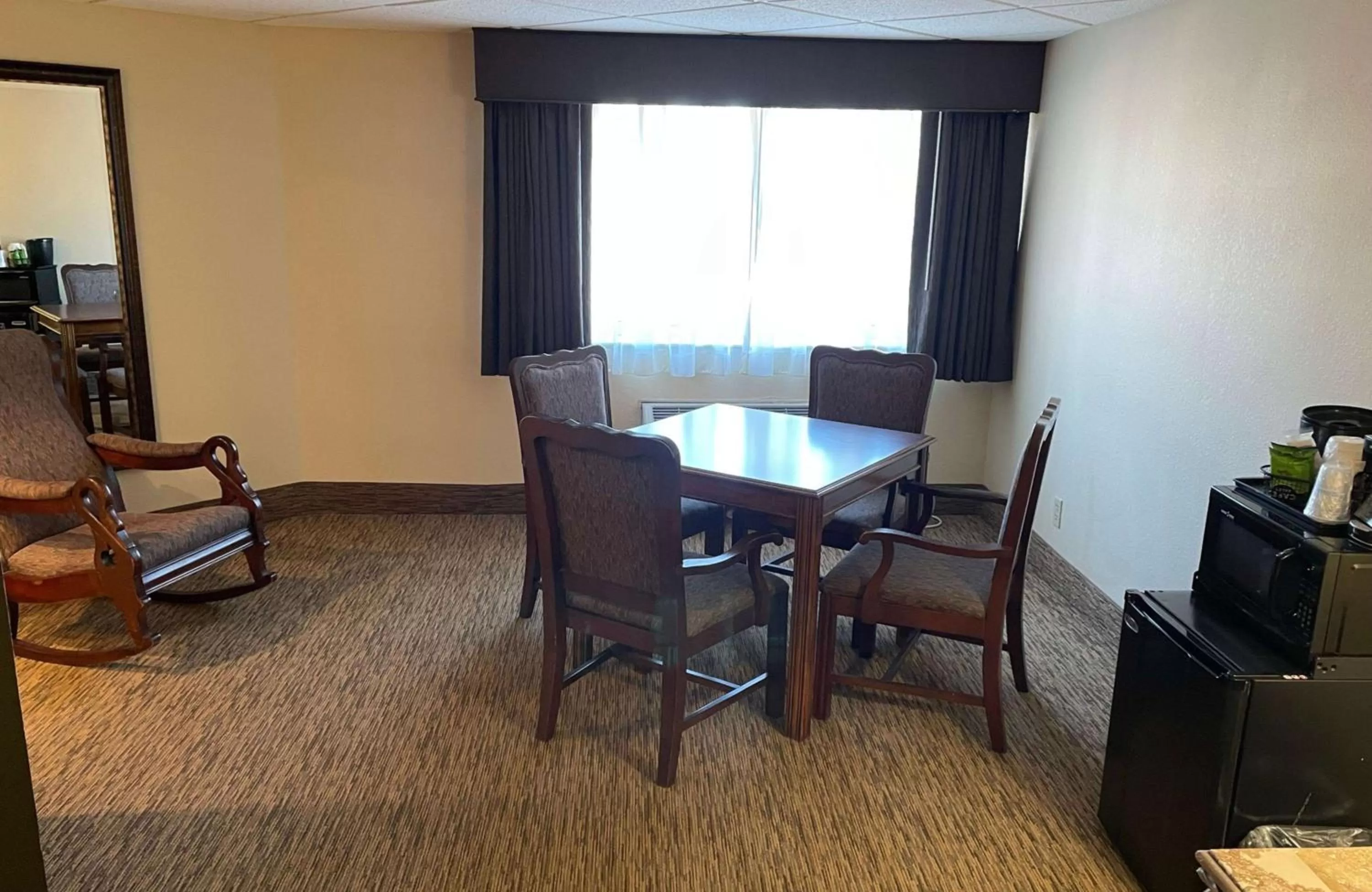 Bedroom in Crossroads Hotel & Event Center