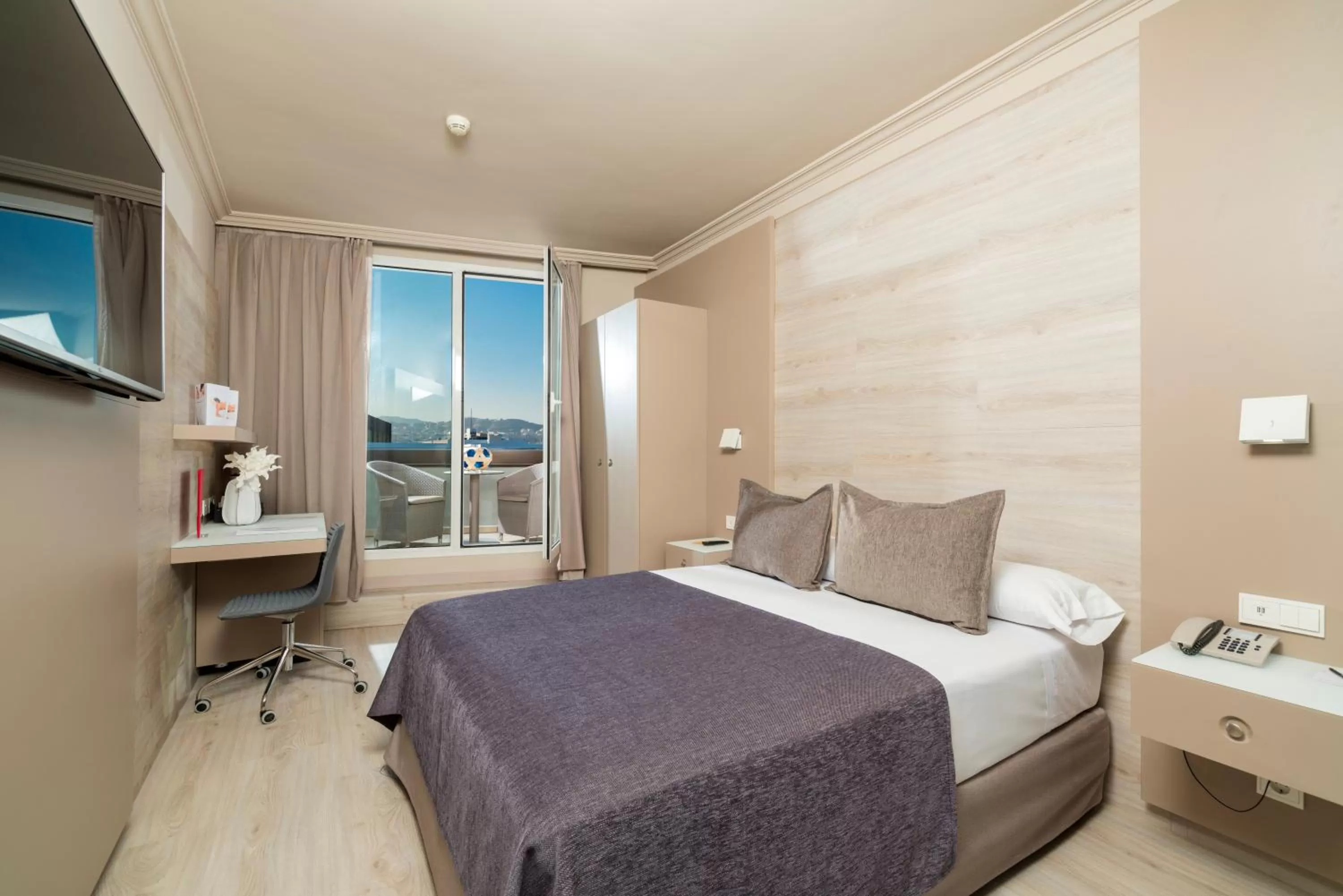 Bedroom, Bed in Sallés Hotel Pere IV