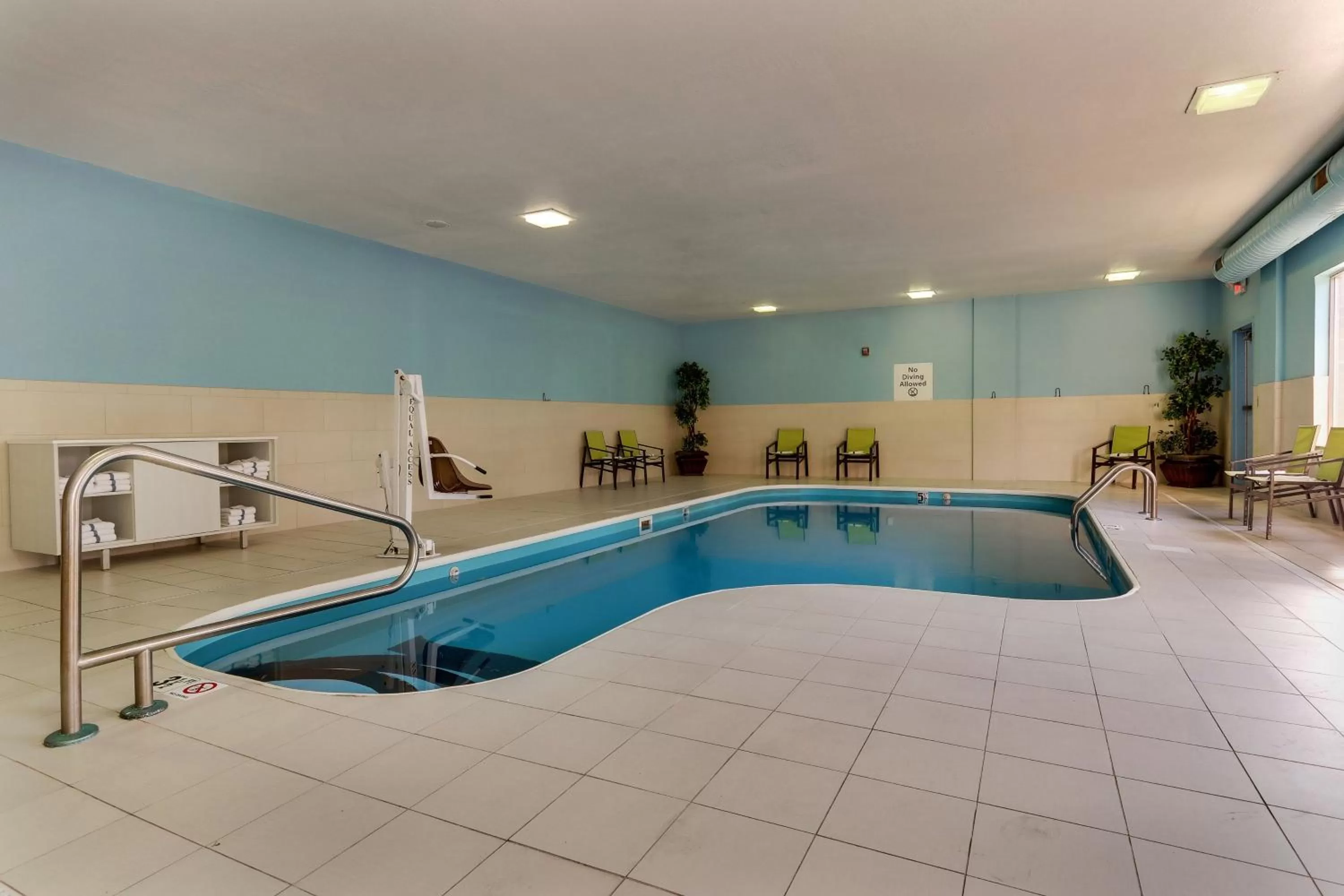 Swimming pool in Holiday Inn Express Hotel & Suites Dayton-Centerville by IHG