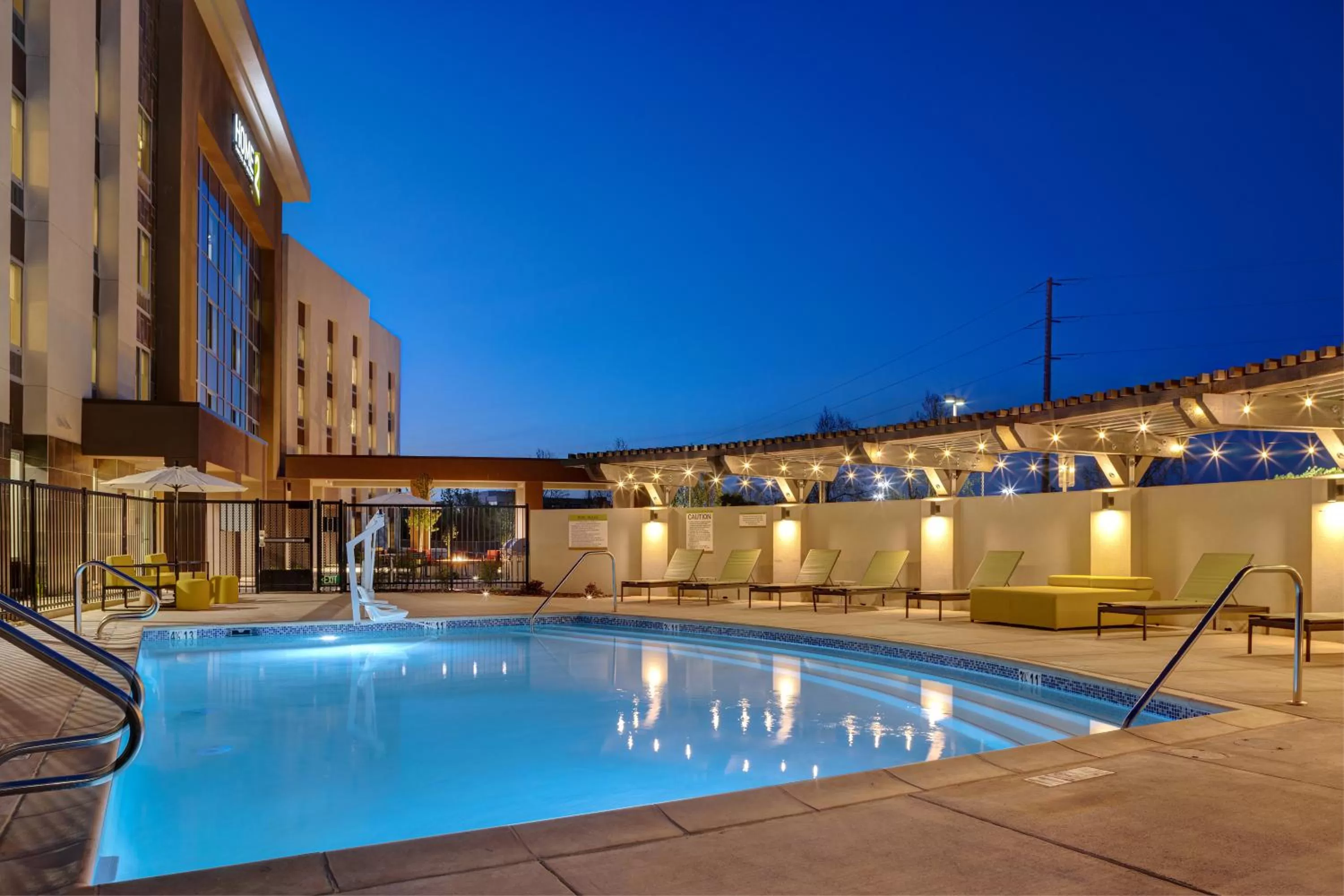 Swimming pool in Home2 Suites By Hilton Petaluma