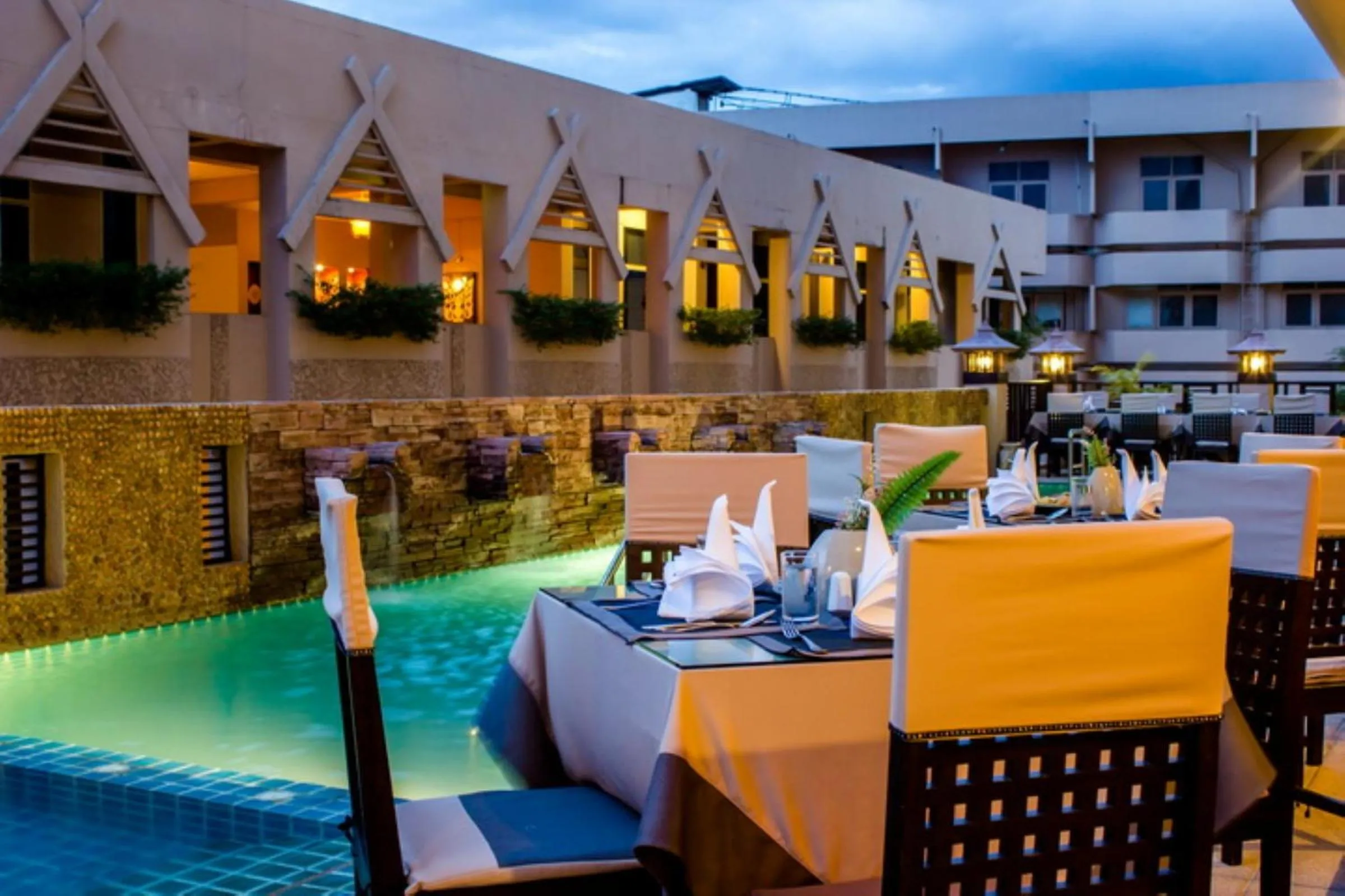 Restaurant/places to eat in Maninarakorn Hotel