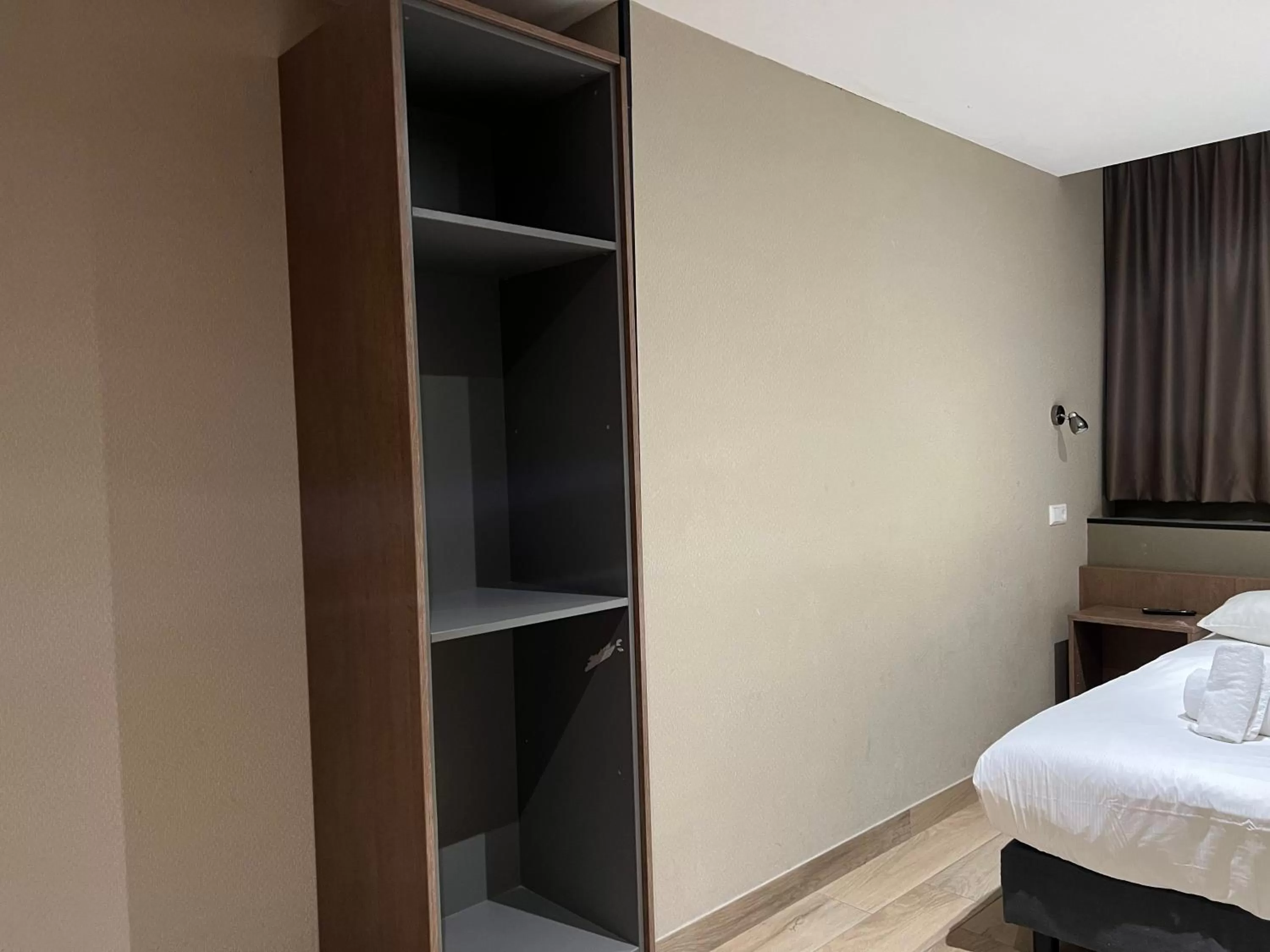 Bedroom, Bed in Blossoms City Hotel