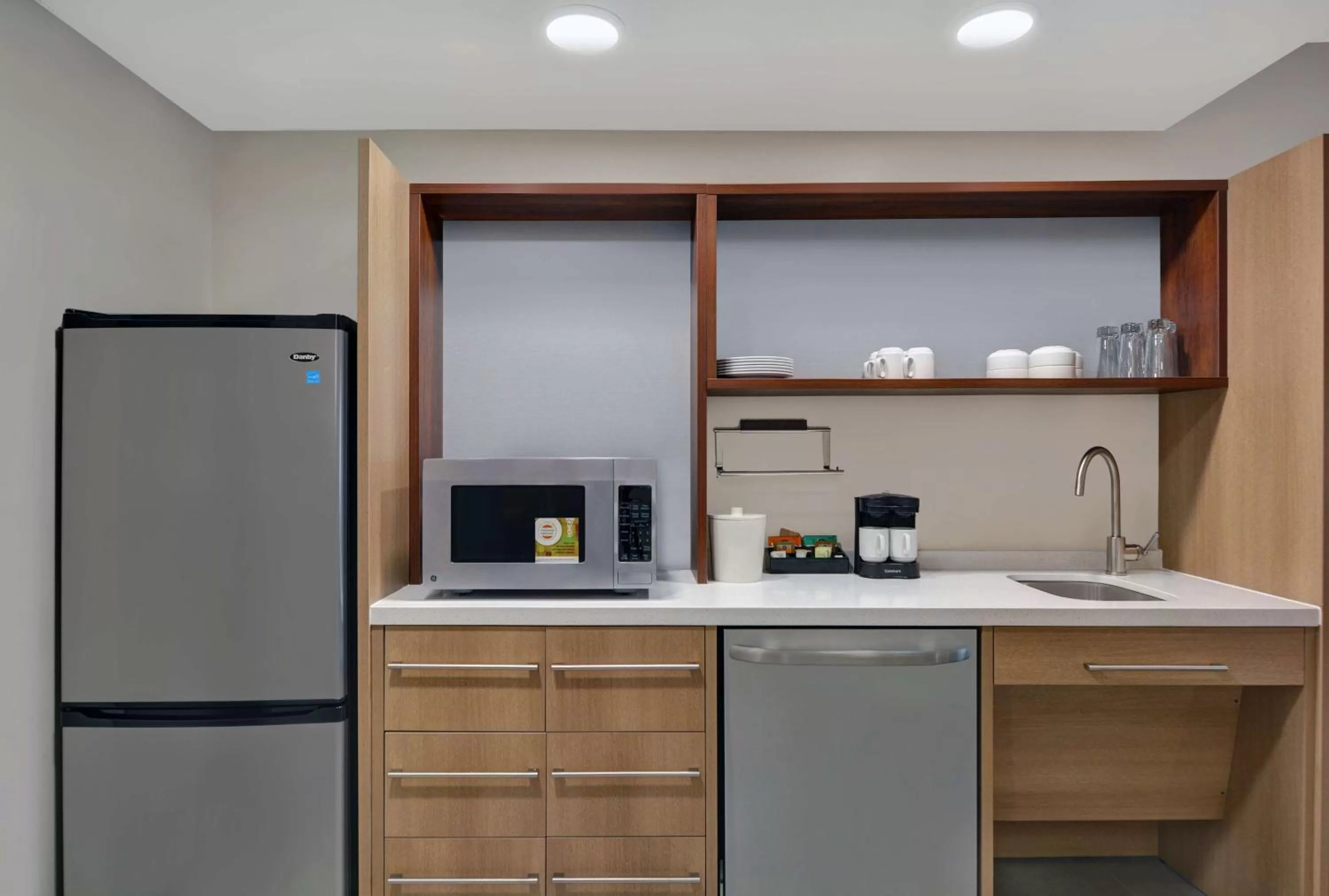 Kitchen or kitchenette in Home2 Suites By Hilton Richmond Hill Savannah I-95