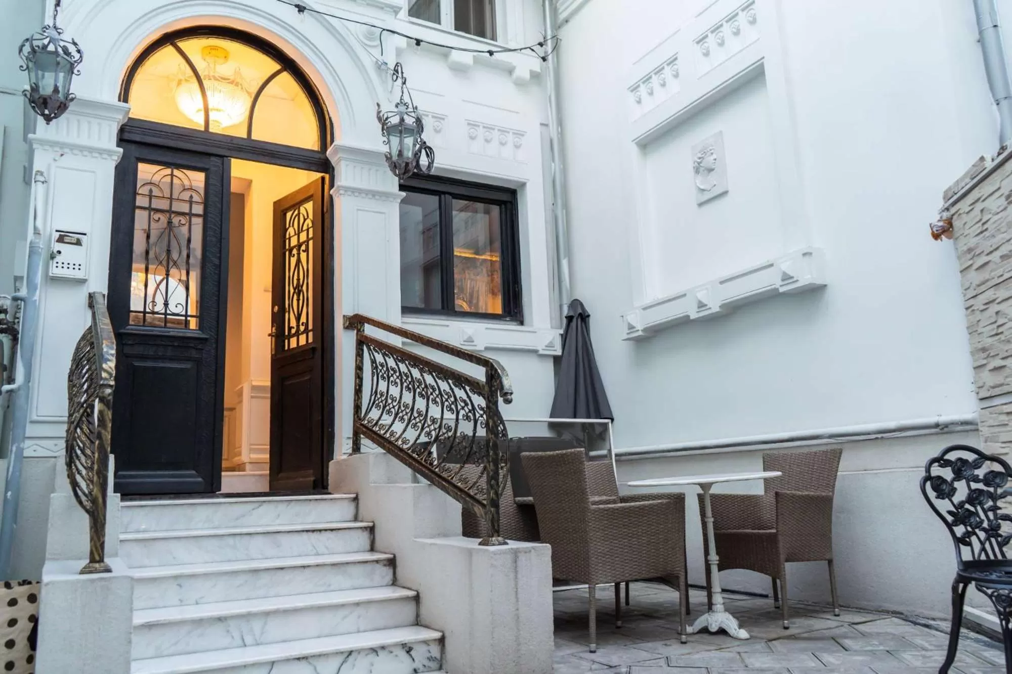 Property building in Conacul Coroanei Luxury Boutique Hotel