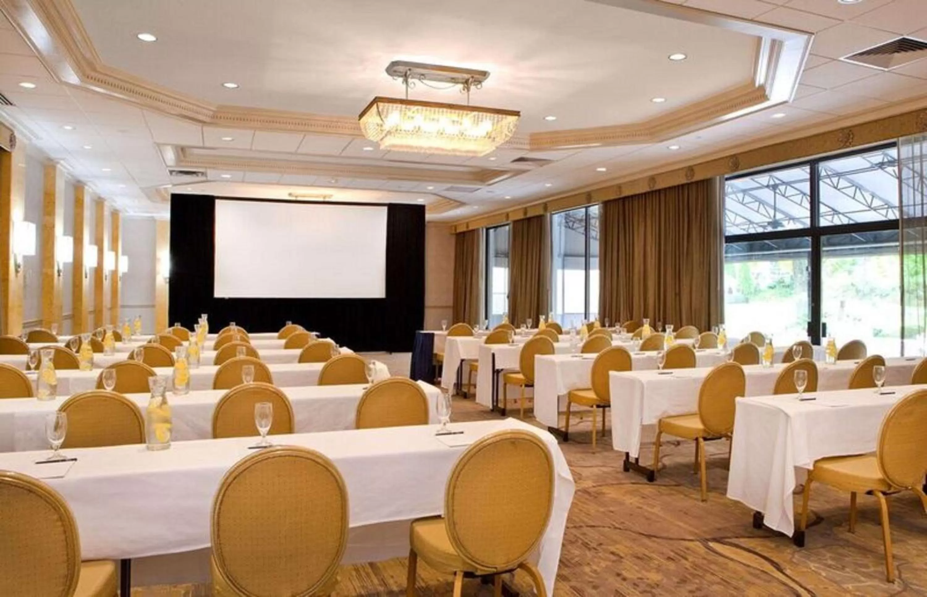 Dining area in Hilton Woodcliff Lake