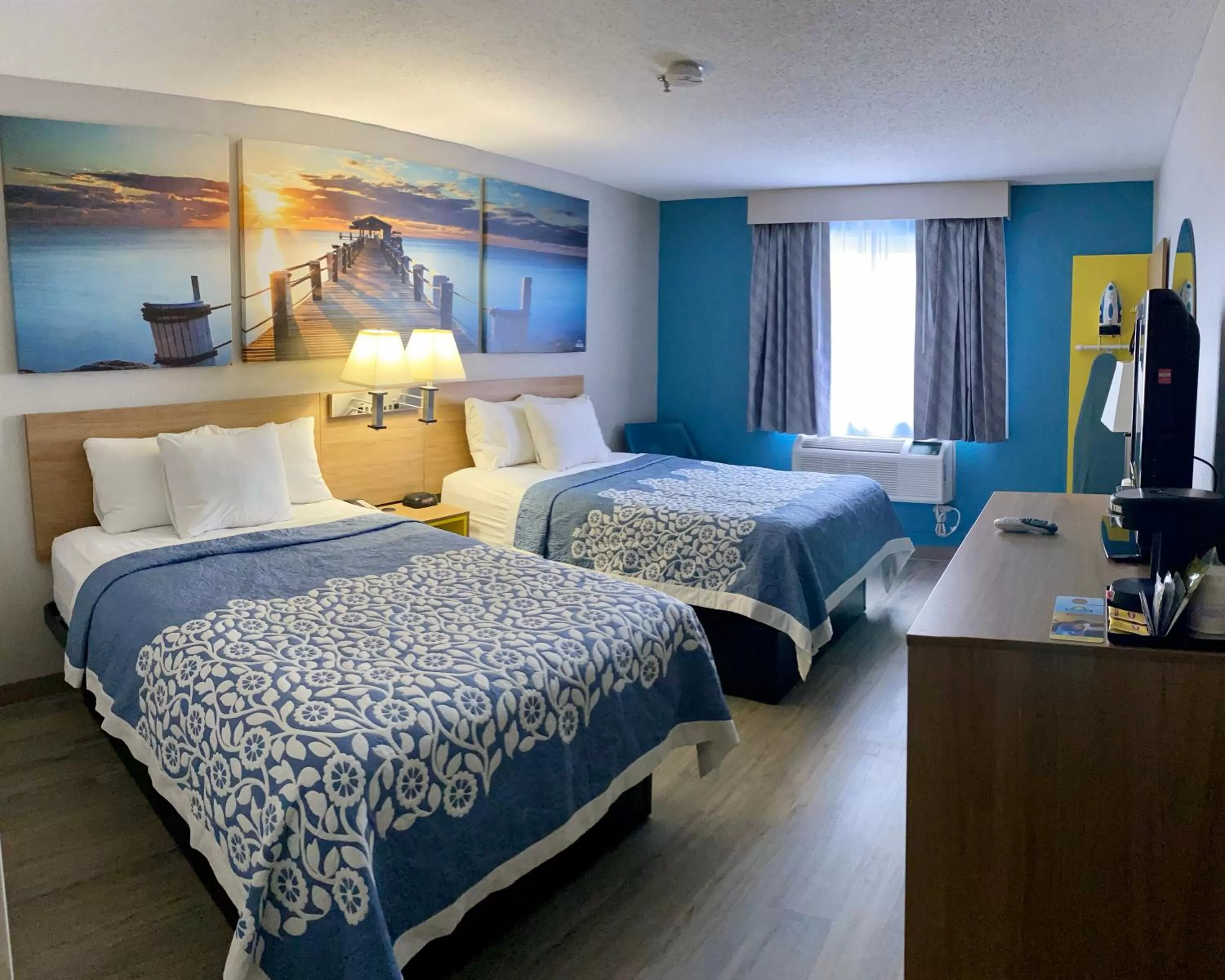 Photo of the whole room, Bed in Days Inn by Wyndham Brunswick Bath Area