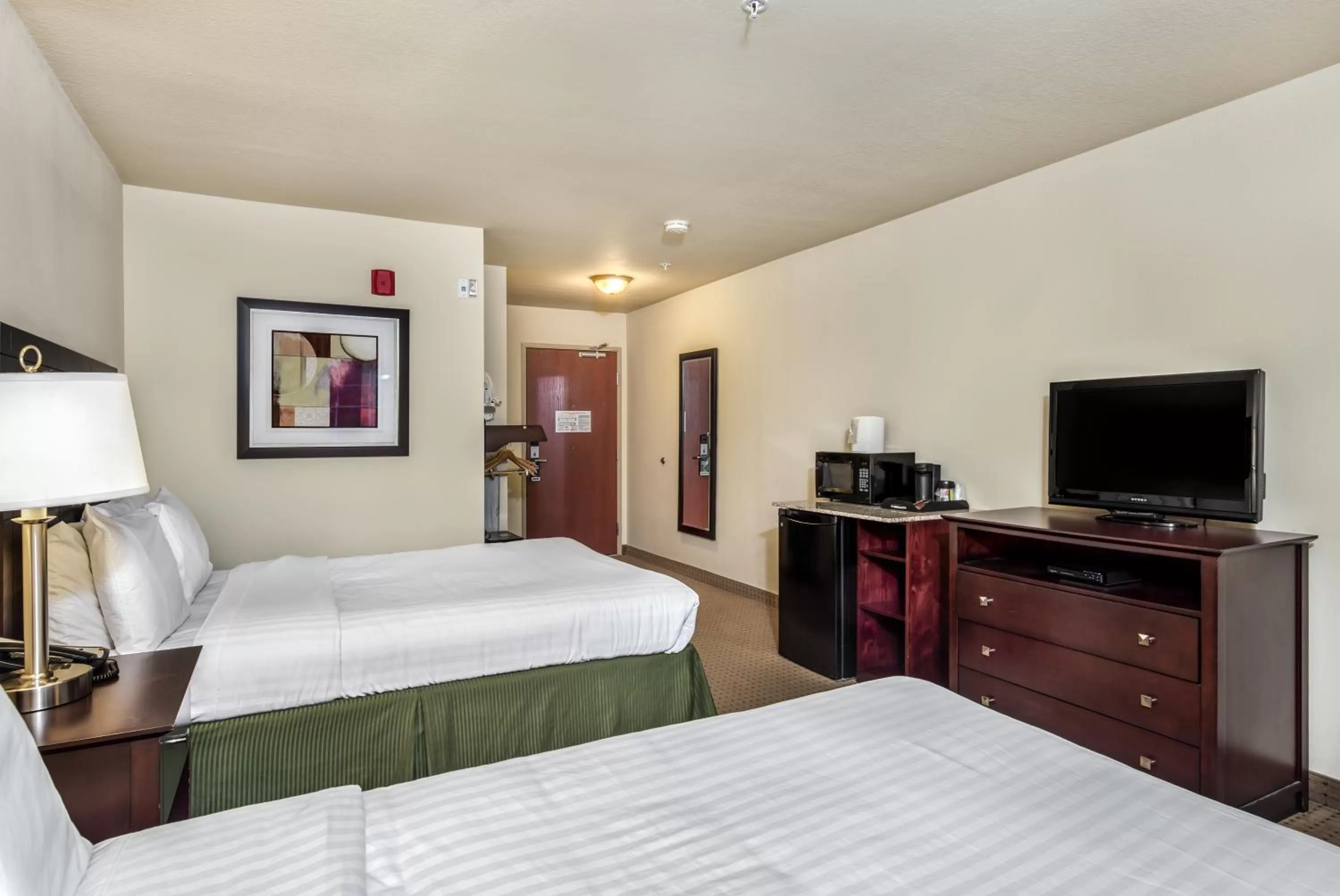 Bed in Cobblestone Inn & Suites - Vinton, IA