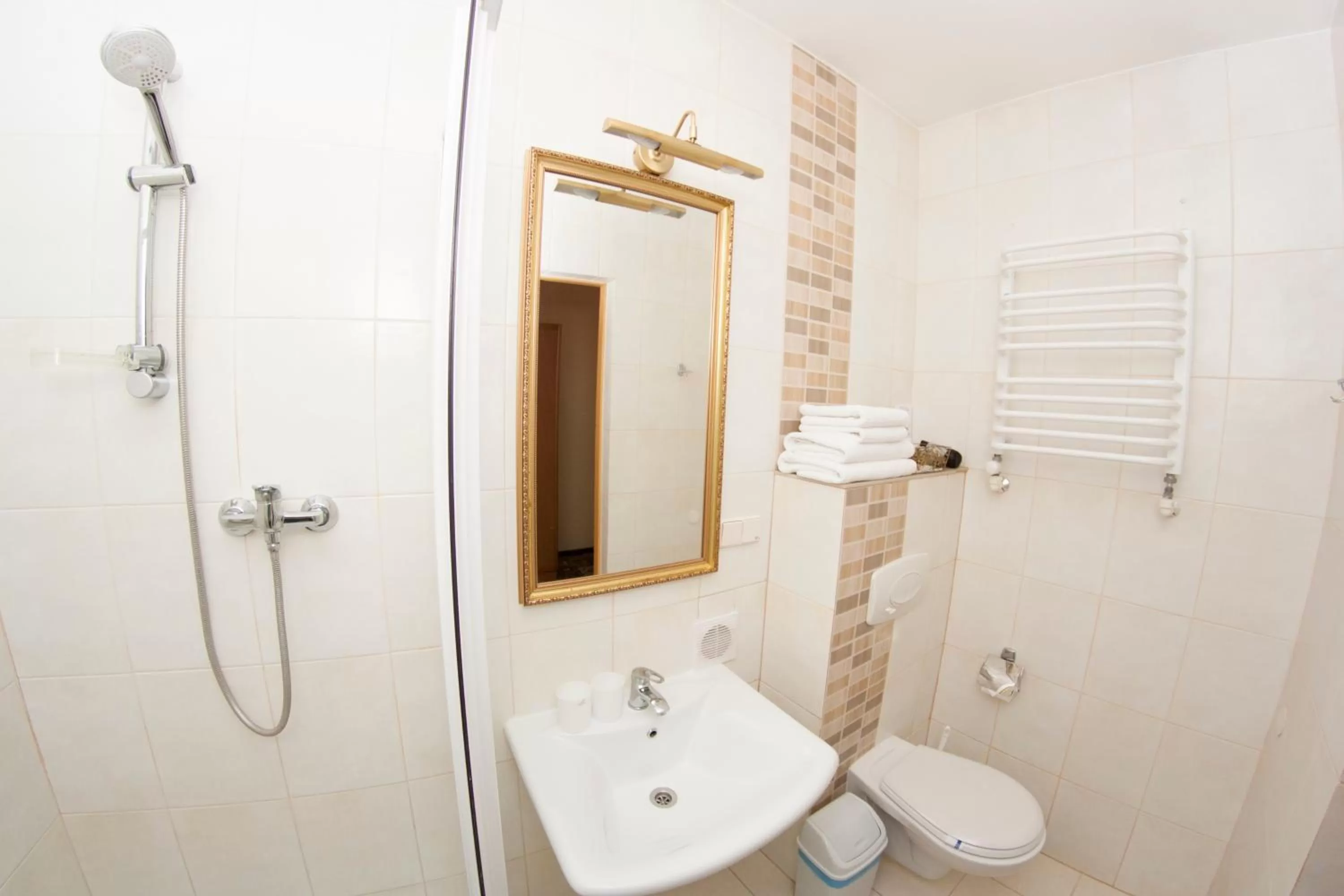 Photo of the whole room, Bathroom in Oscar