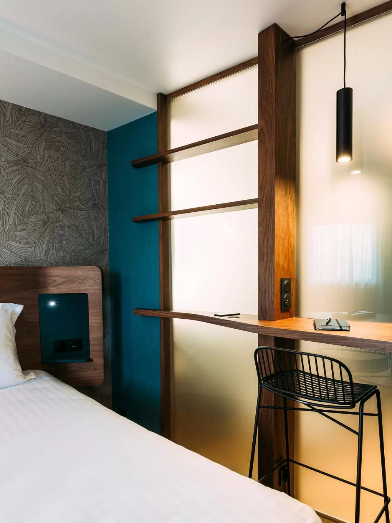 Seating area, Bed in Oceania Paris Porte De Versailles