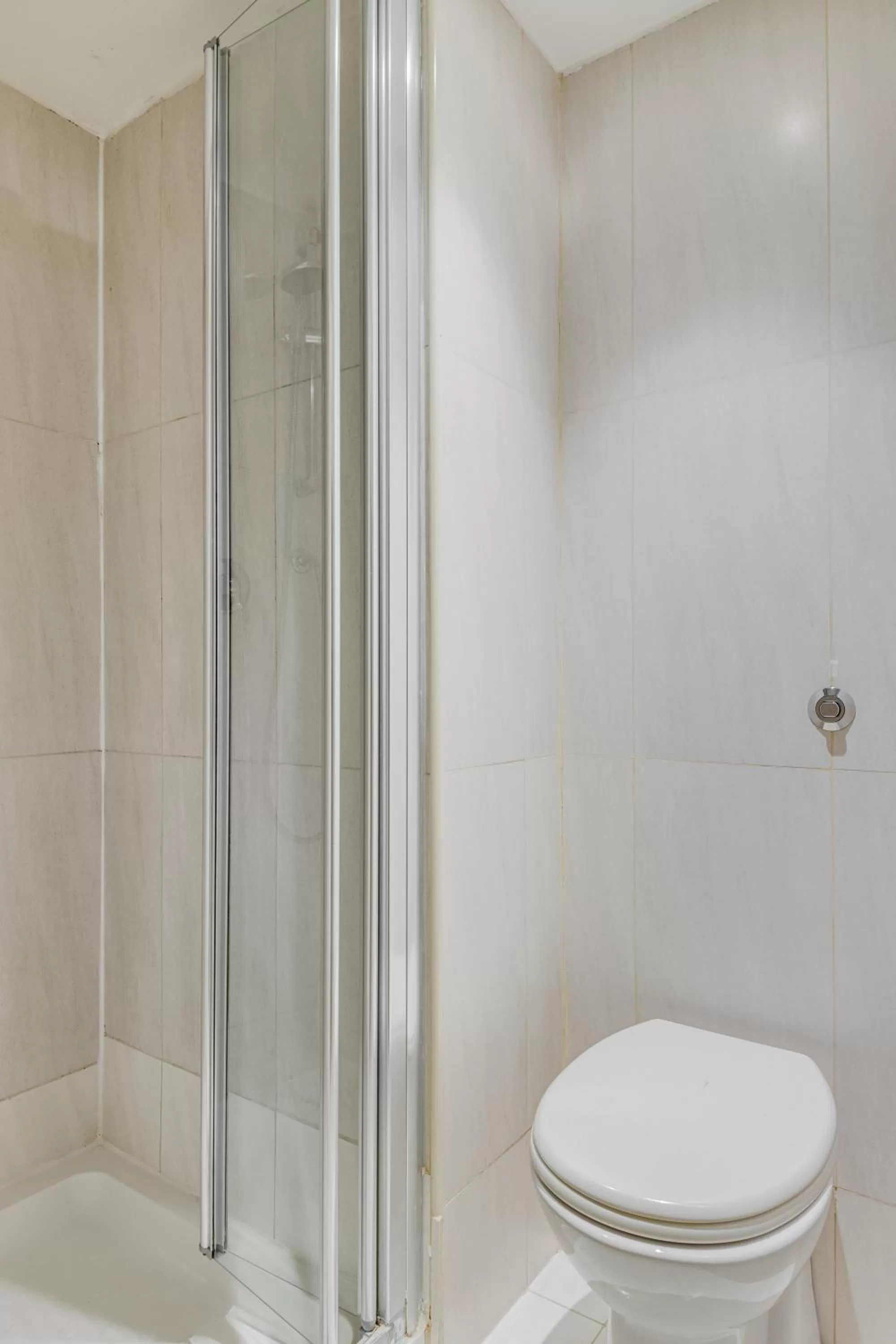 Shower in 1 Lexham Gardens Hotel