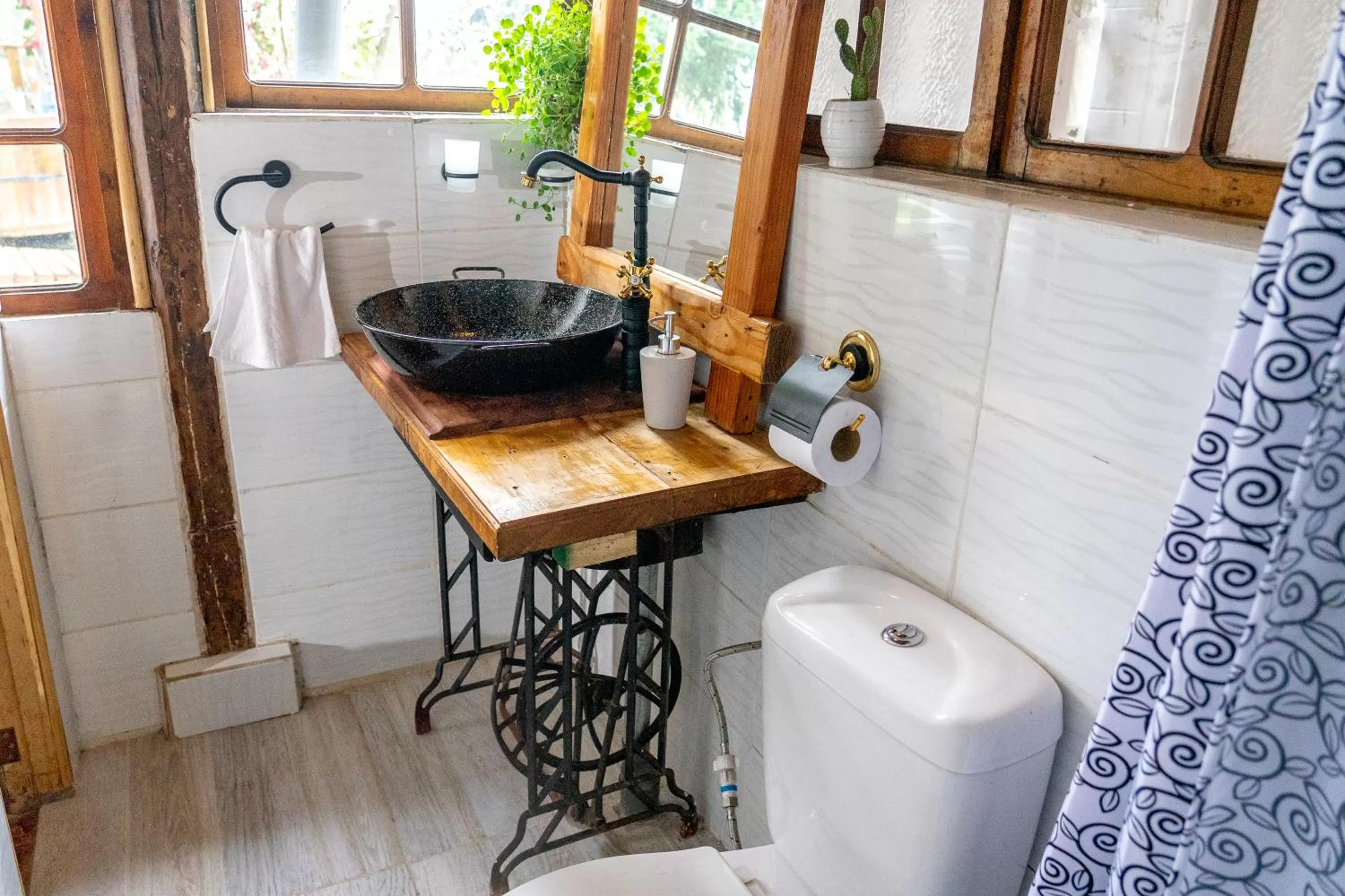Bathroom in La Casa de Adobe Natural y Más