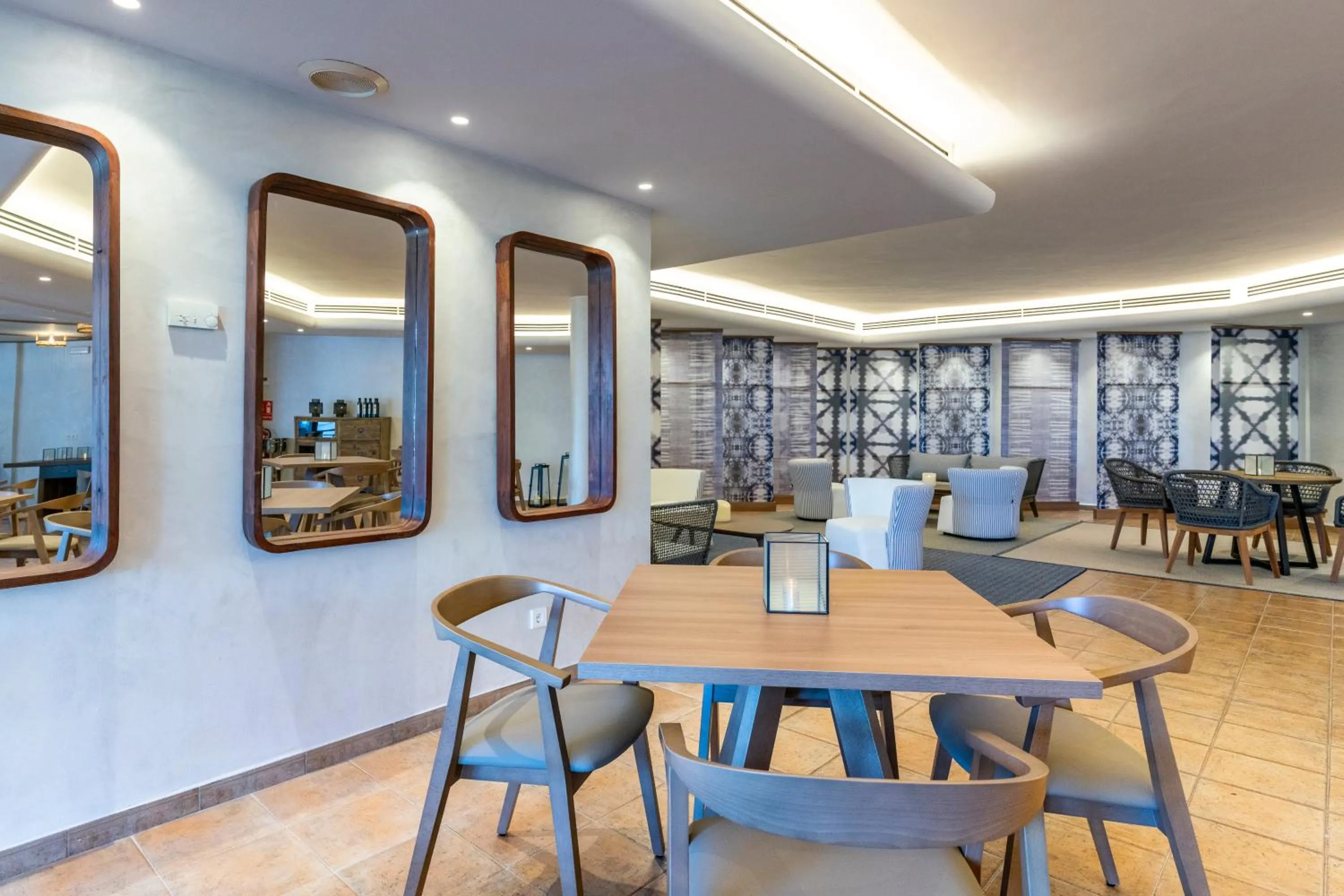 Restaurant/Places to Eat in Aparthotel HG Cala Llonga