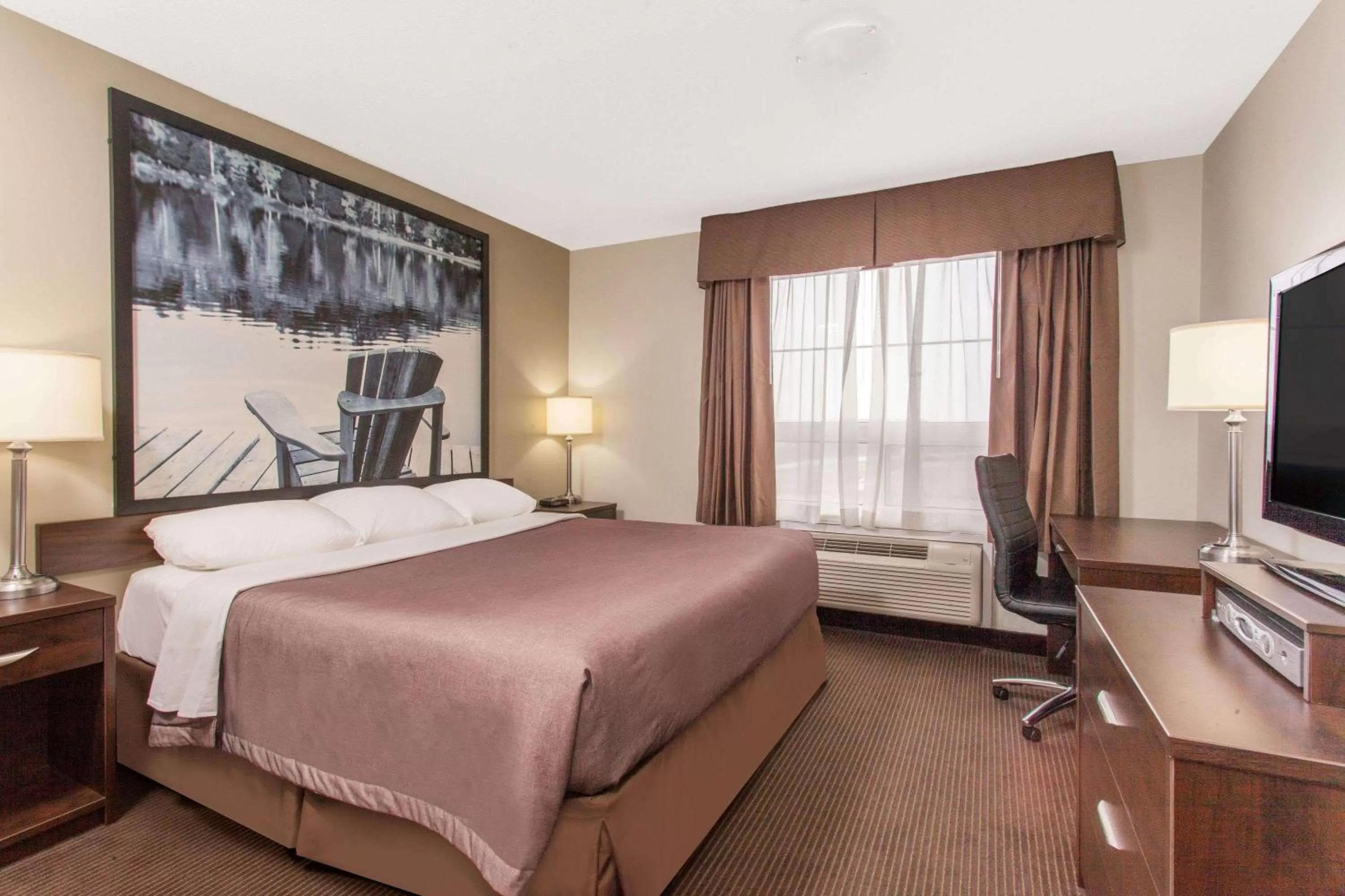 Photo of the whole room, Bed in Super 8 by Wyndham Red Lake ON