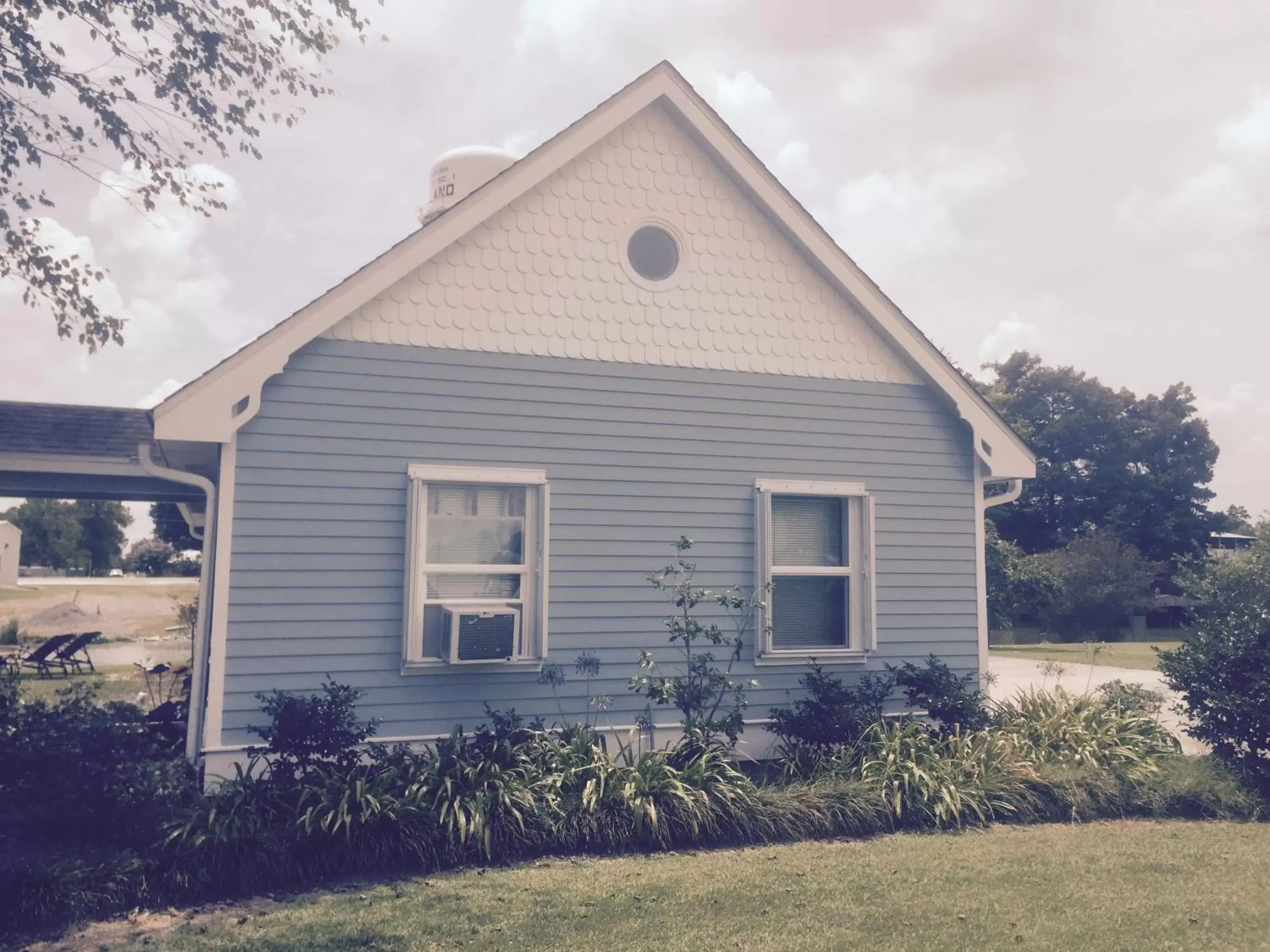 Queen Room with Private Bathroom-BR5 in A Chateau on the Bayou Bed & Breakfast Queen Room with Private Bathroom-BR5 in A Chateau on the Bayou Bed & Breakfast