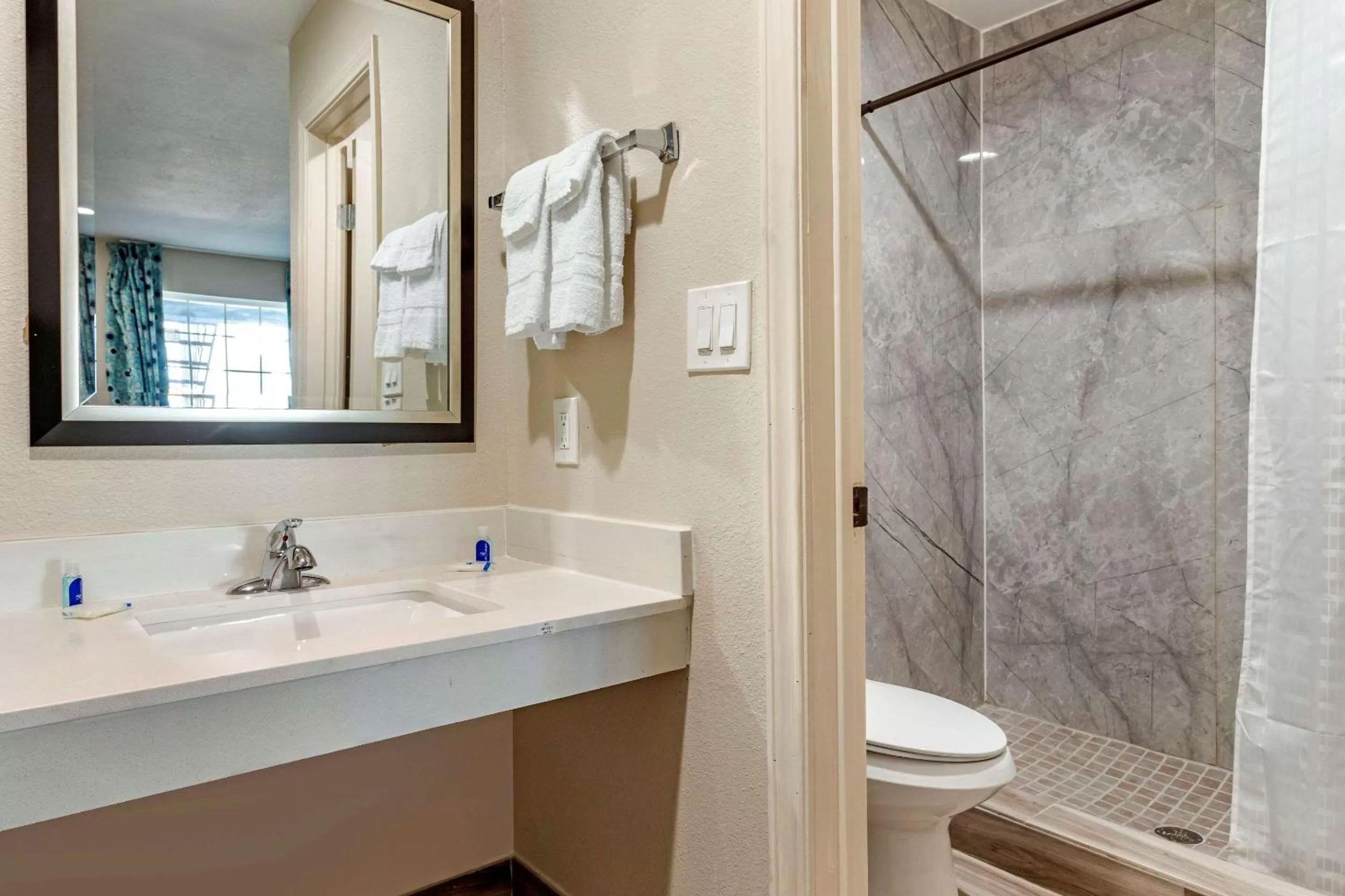 Bathroom in Rodeway Inn Caldwell