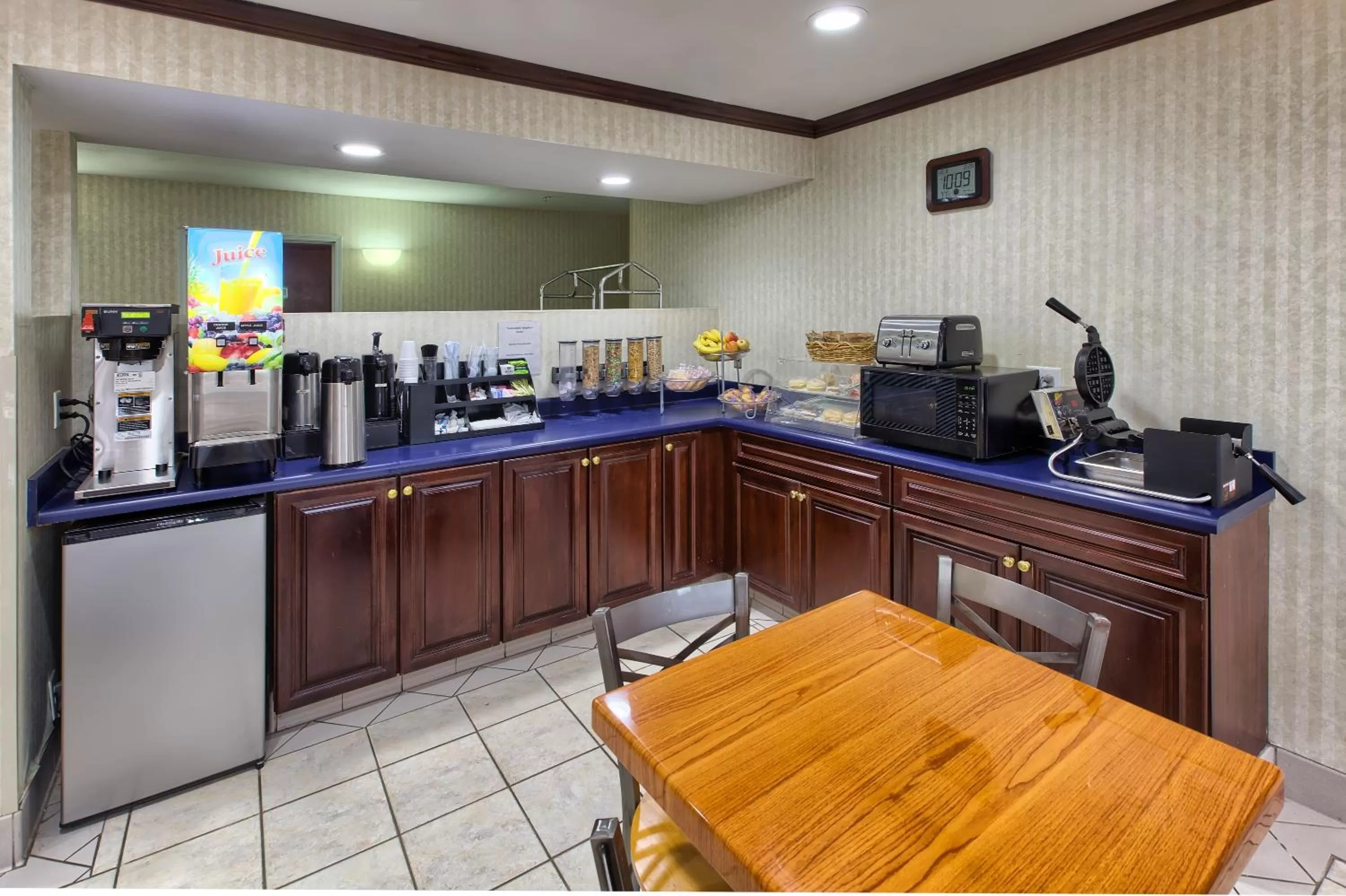 Breakfast in Country Hearth Inn of Knightdale