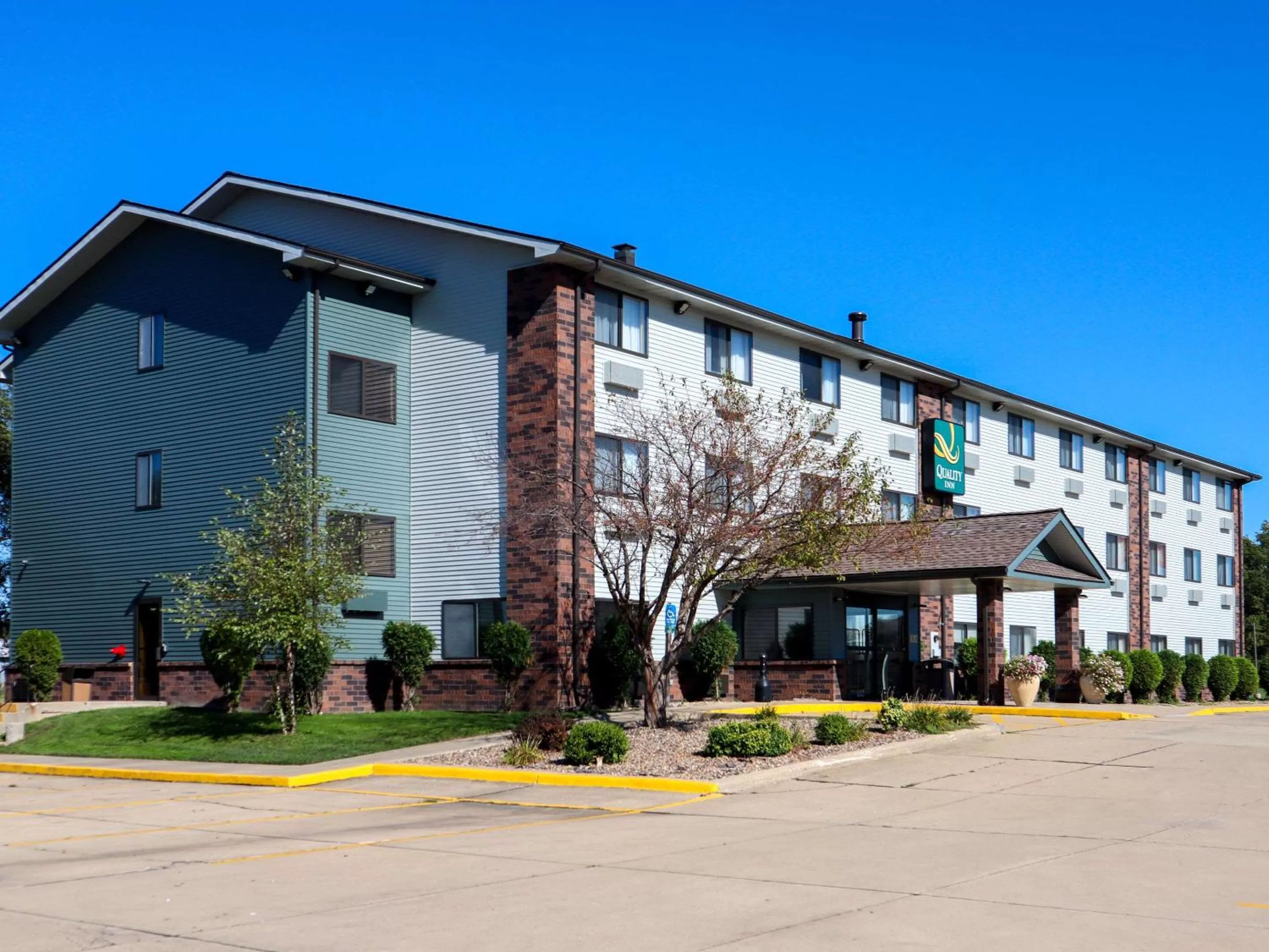 Property building in Quality Inn & Suites Bloomington I-55 and I-74