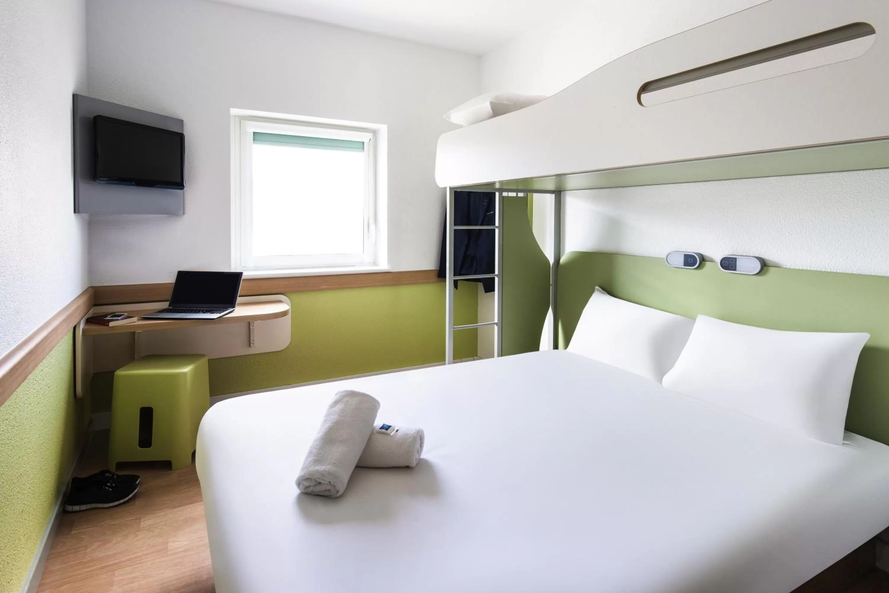 Bedroom, Bed in ibis budget Manchester Salford Quays