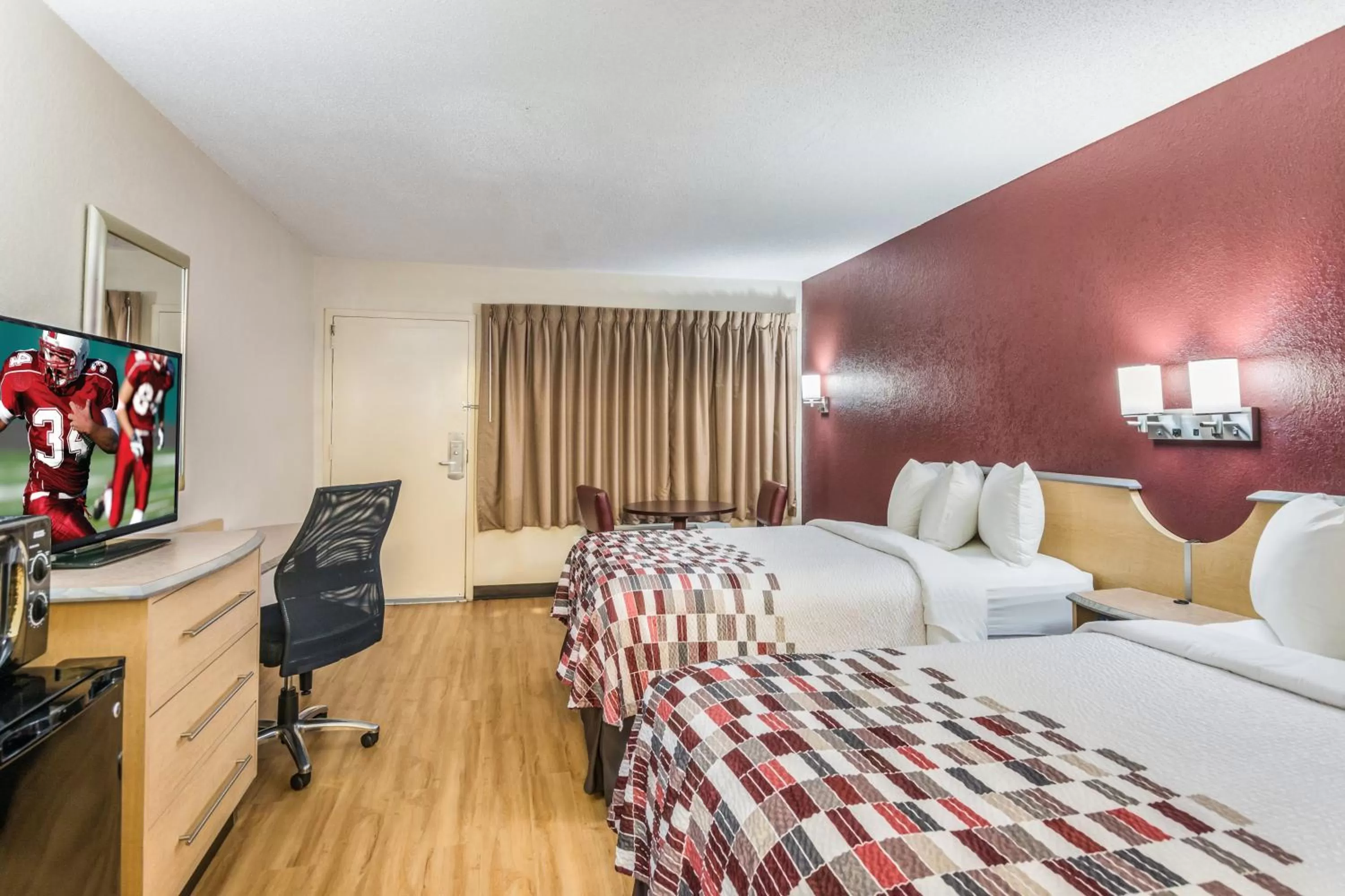 Photo of the whole room, Bed in Red Roof Inn Williamsburg