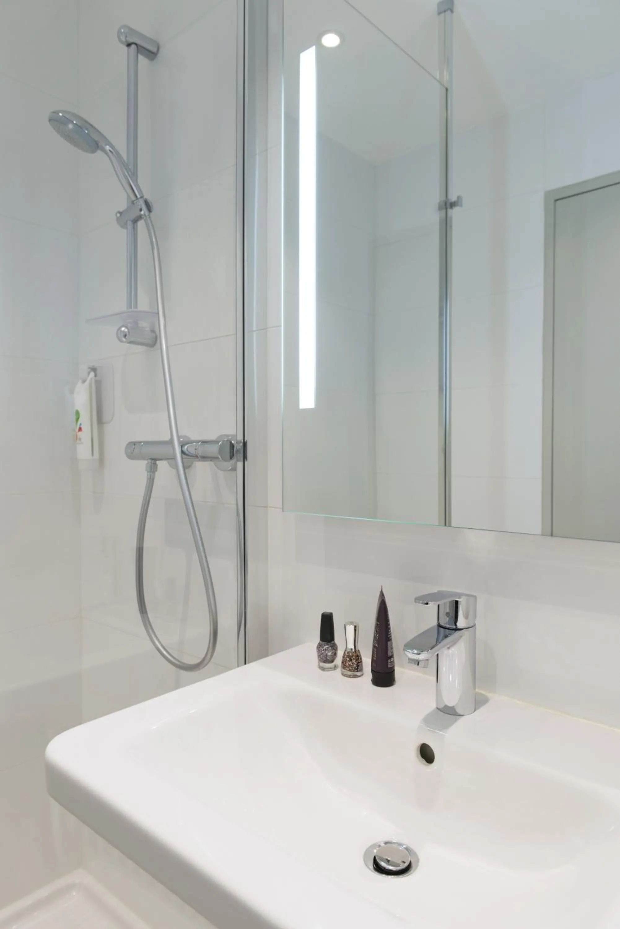 Bathroom in ibis Styles Lyon Centre Confluence