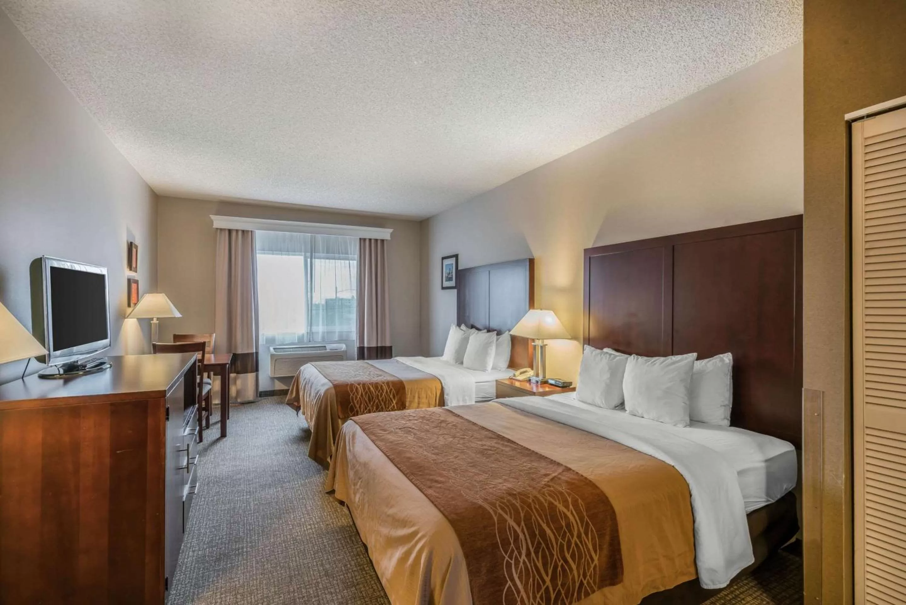 Photo of the whole room, Bed in Comfort Inn & Suites Seattle North