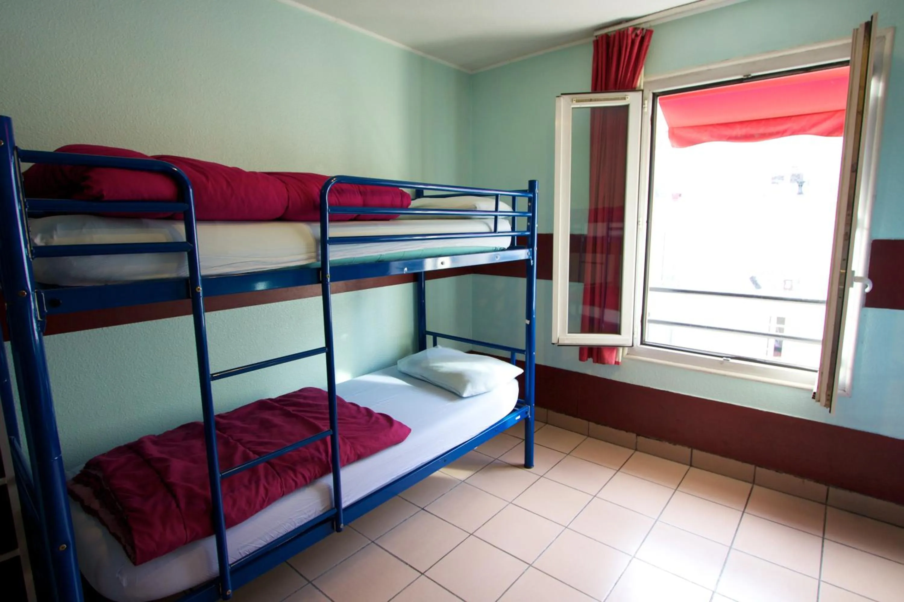 bunk bed, Bed in Auberge Internationale des Jeunes