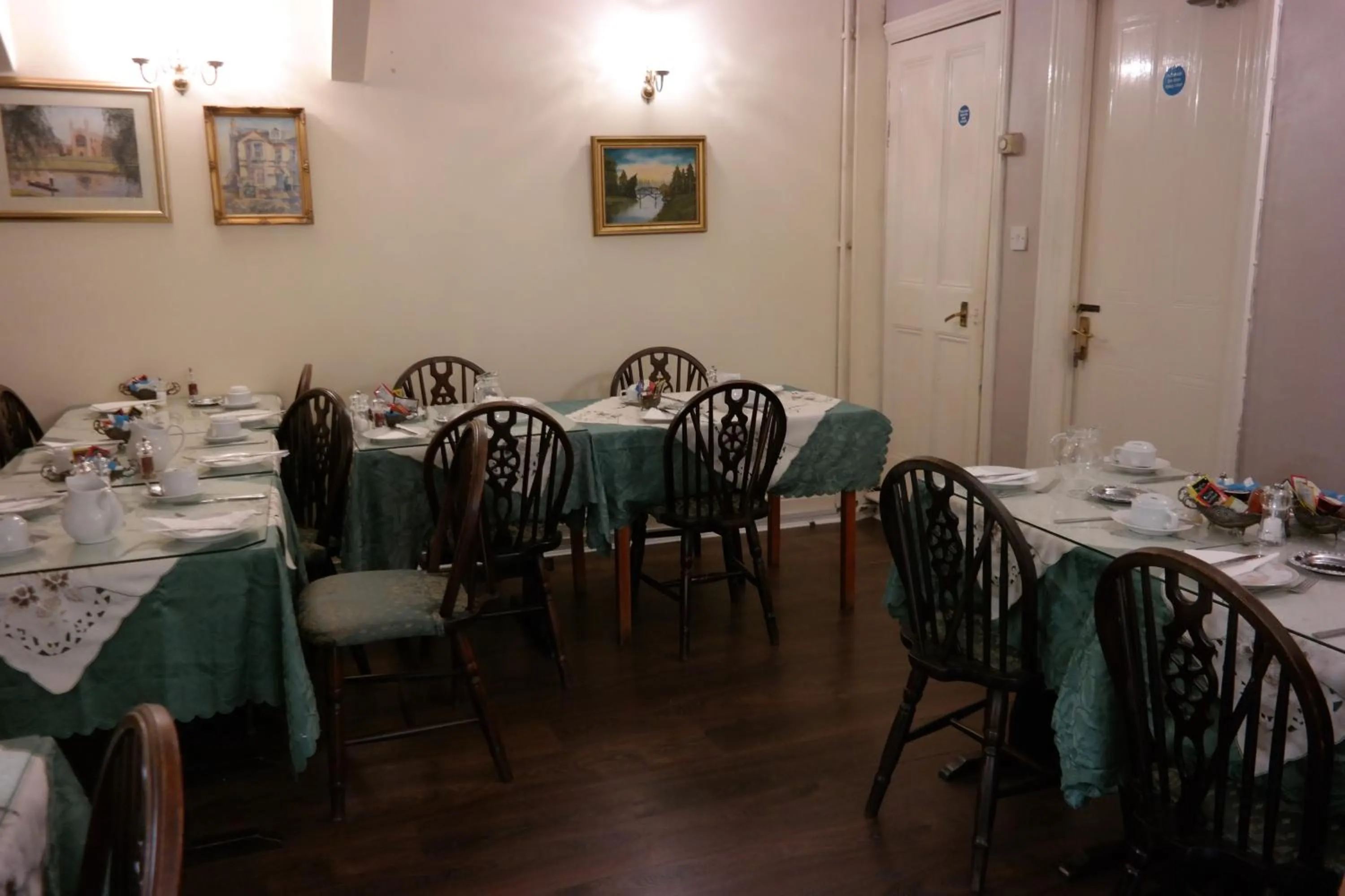 Restaurant/places to eat in Acorn Guest House