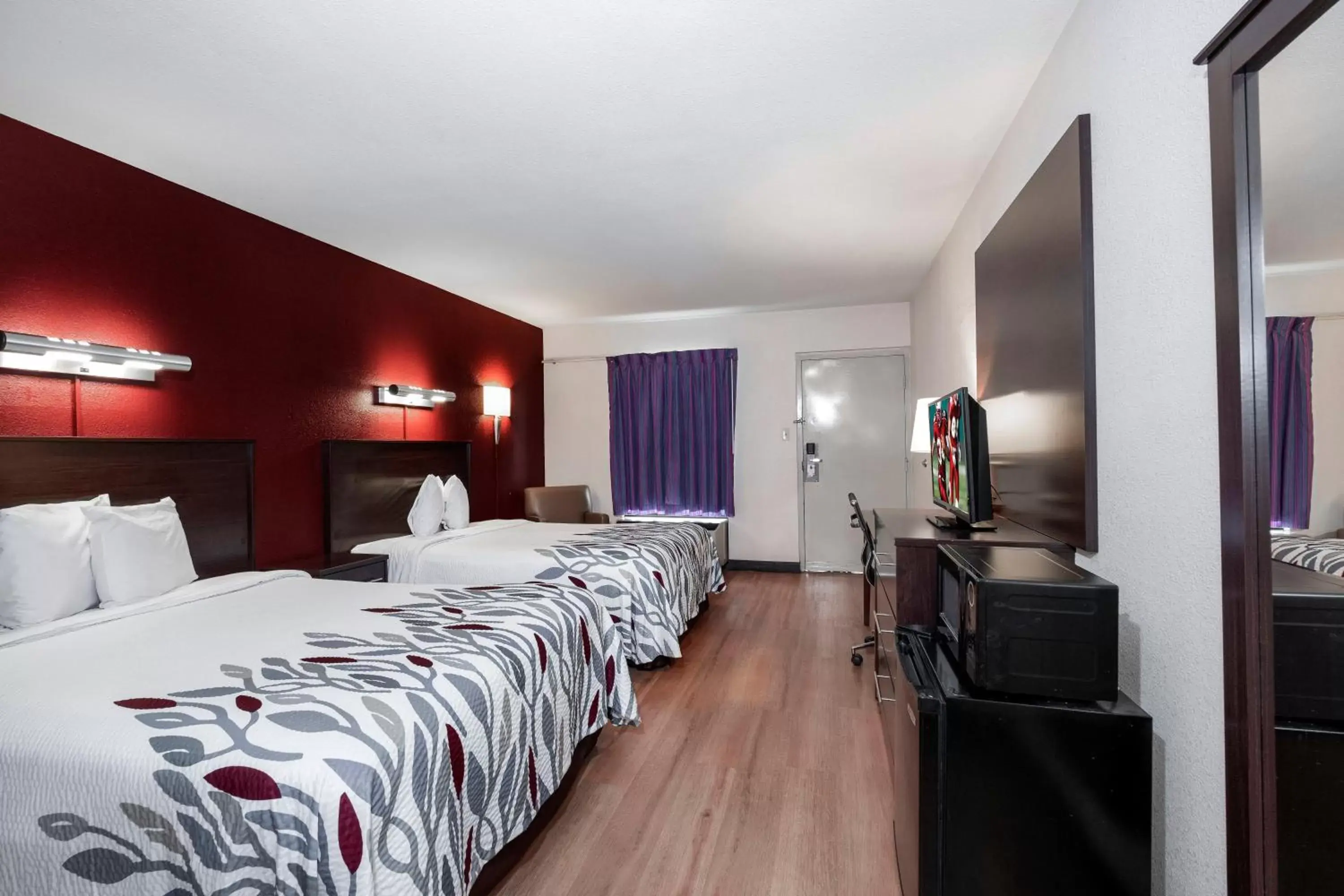 Deluxe Room with Two Queen Beds Disability Access Roll-In Shower Non-Smoking in Red Roof Inn Winchester Deluxe Room with Two Queen Beds Disability Access Roll-In Shower Non-Smoking in Red Roof Inn Winchester