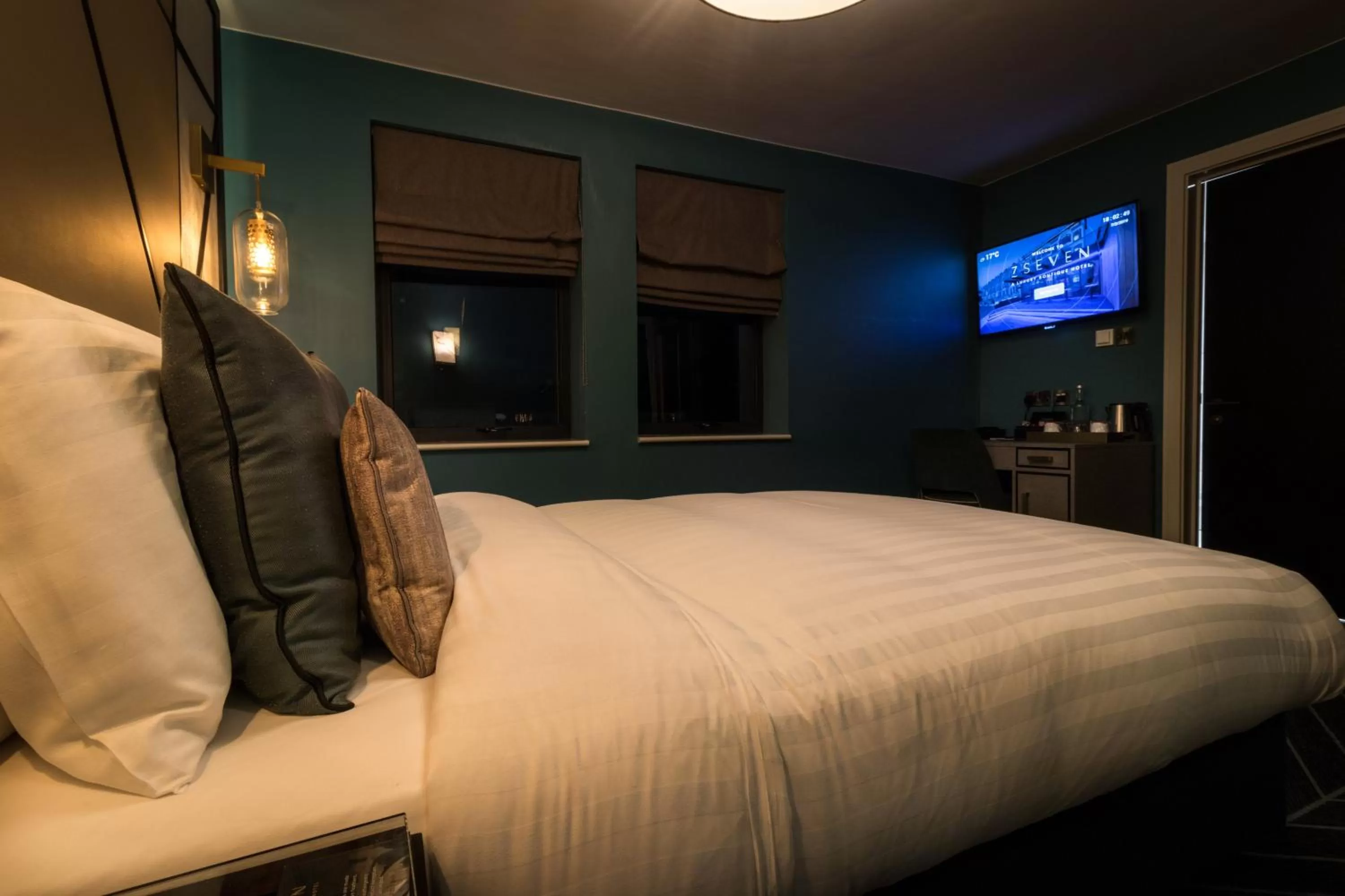 Bedroom, Bed in Seven Hotel