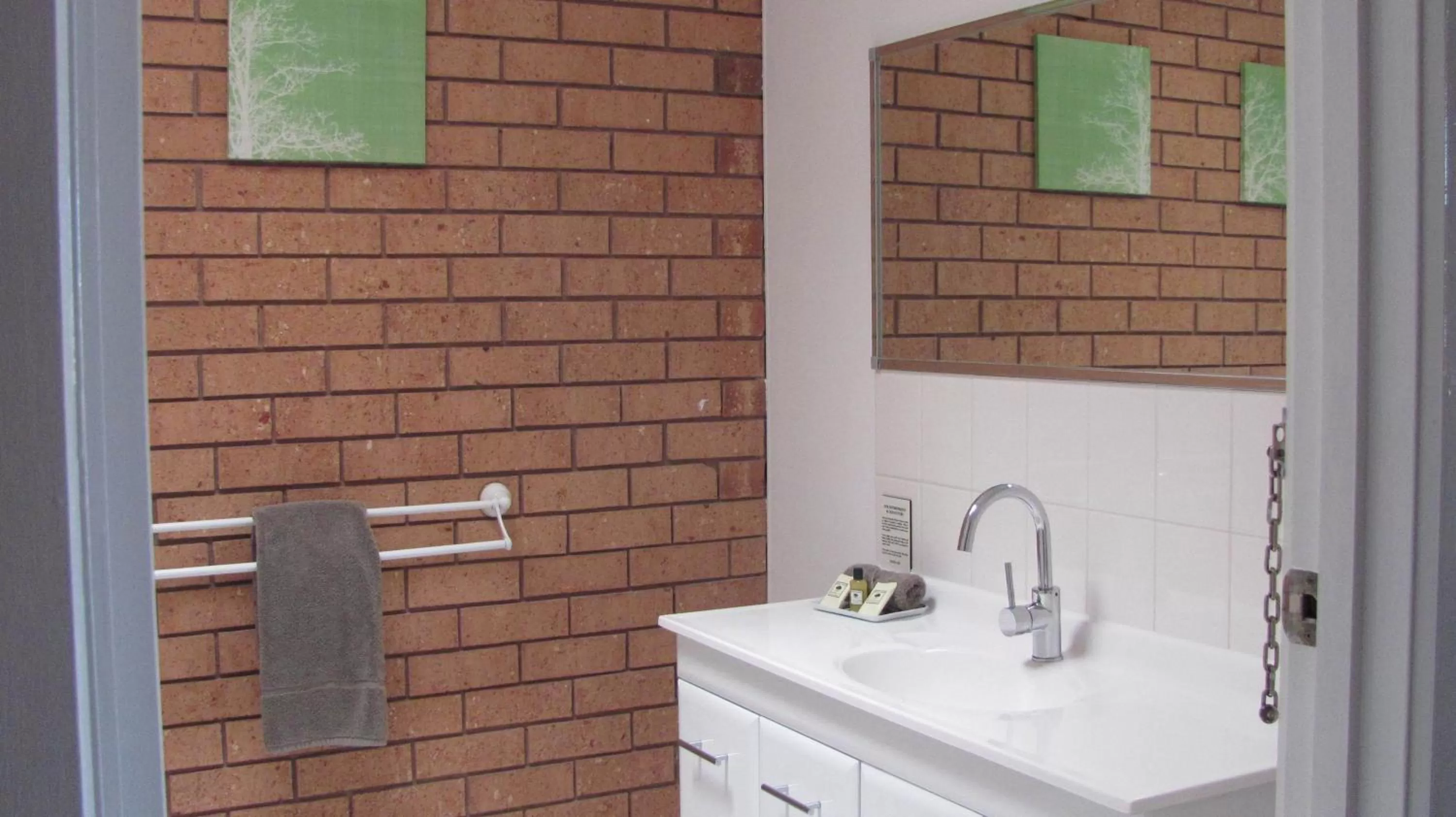 Bathroom in Bristol Hill Motor Inn