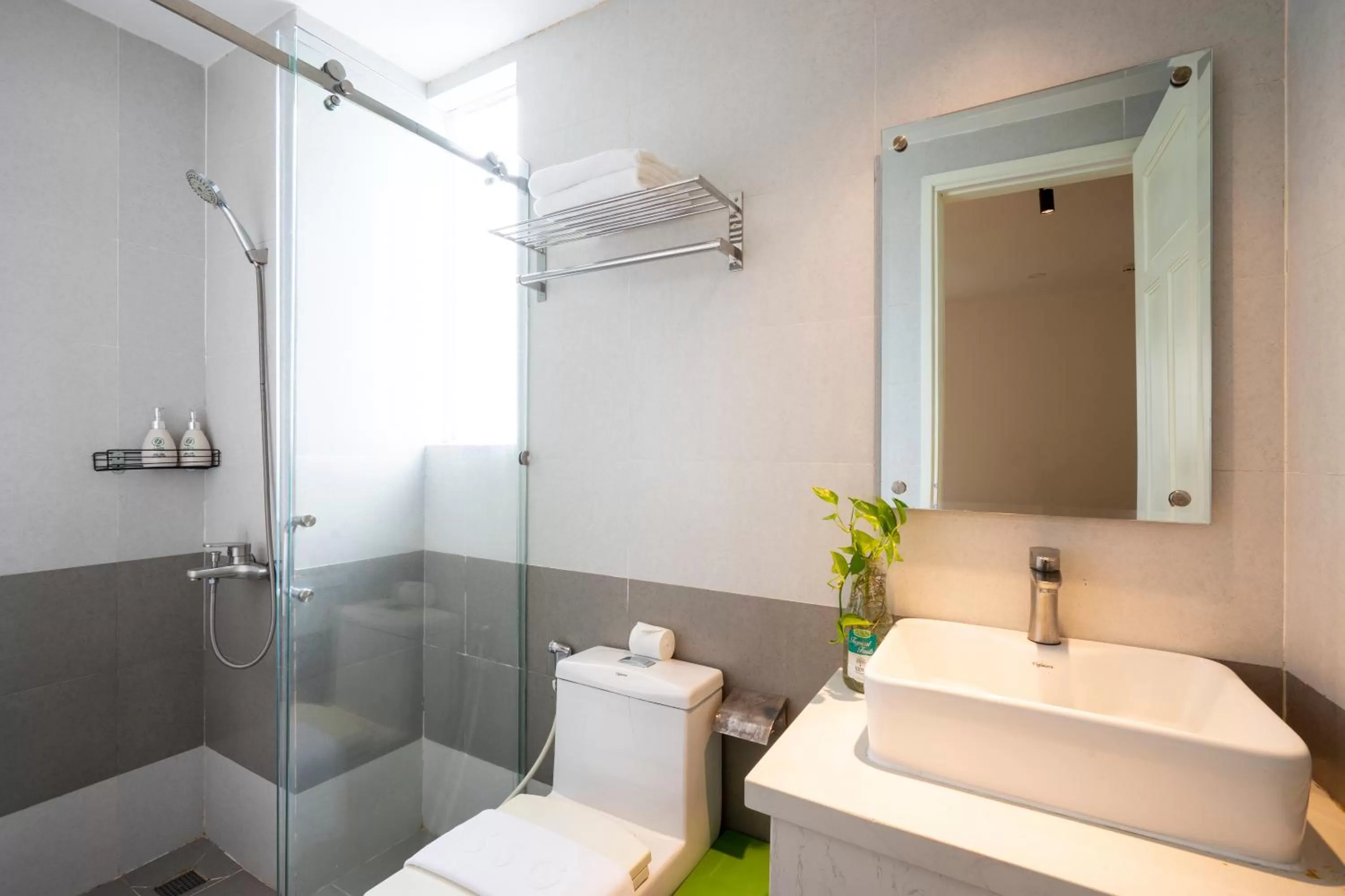 Toilet in La Airport Tan Binh Hotel