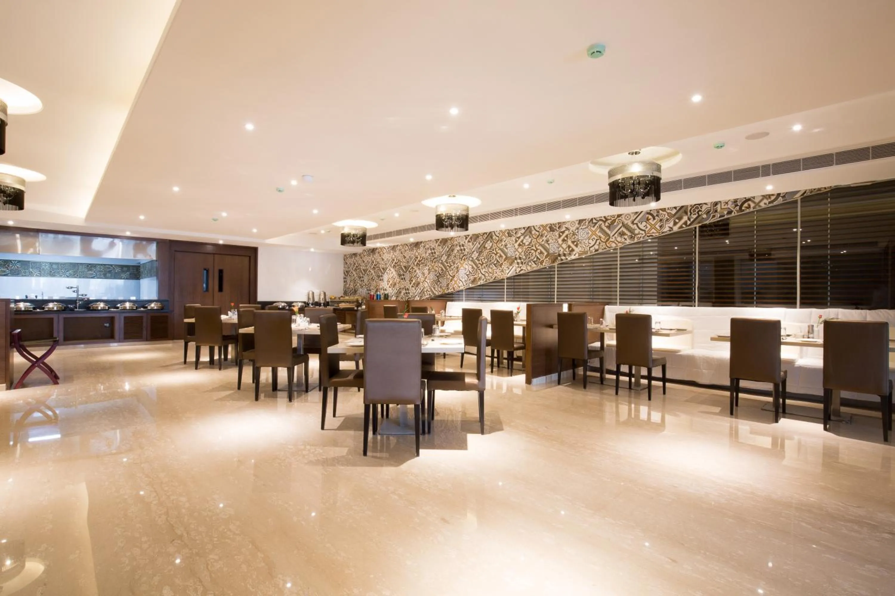 Restaurant/places to eat in Kiscol Grands Hotel