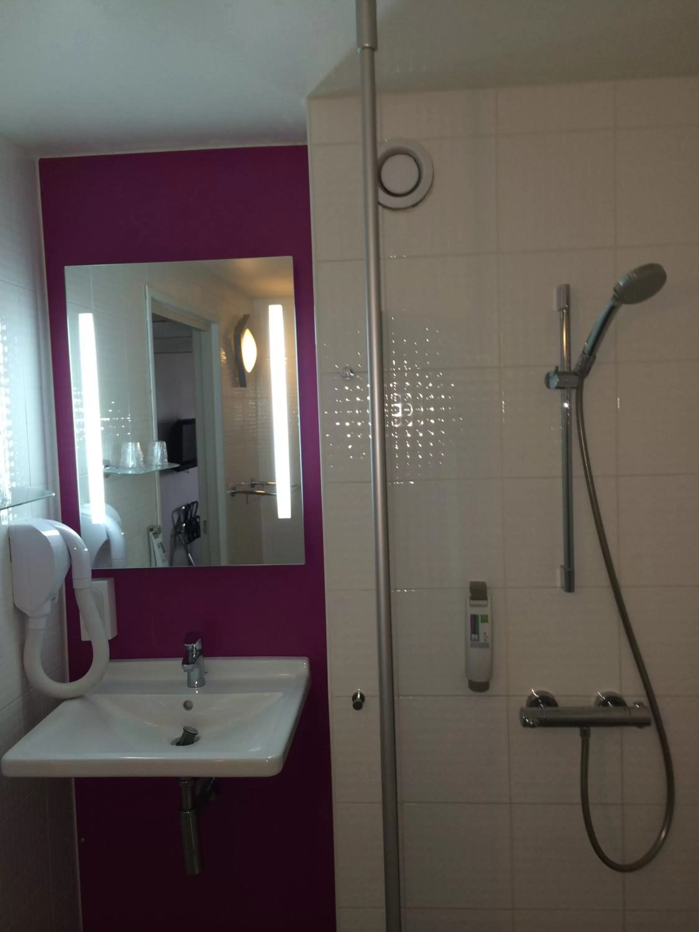 Bathroom in ibis Styles Lille Centre Gare Beffroi