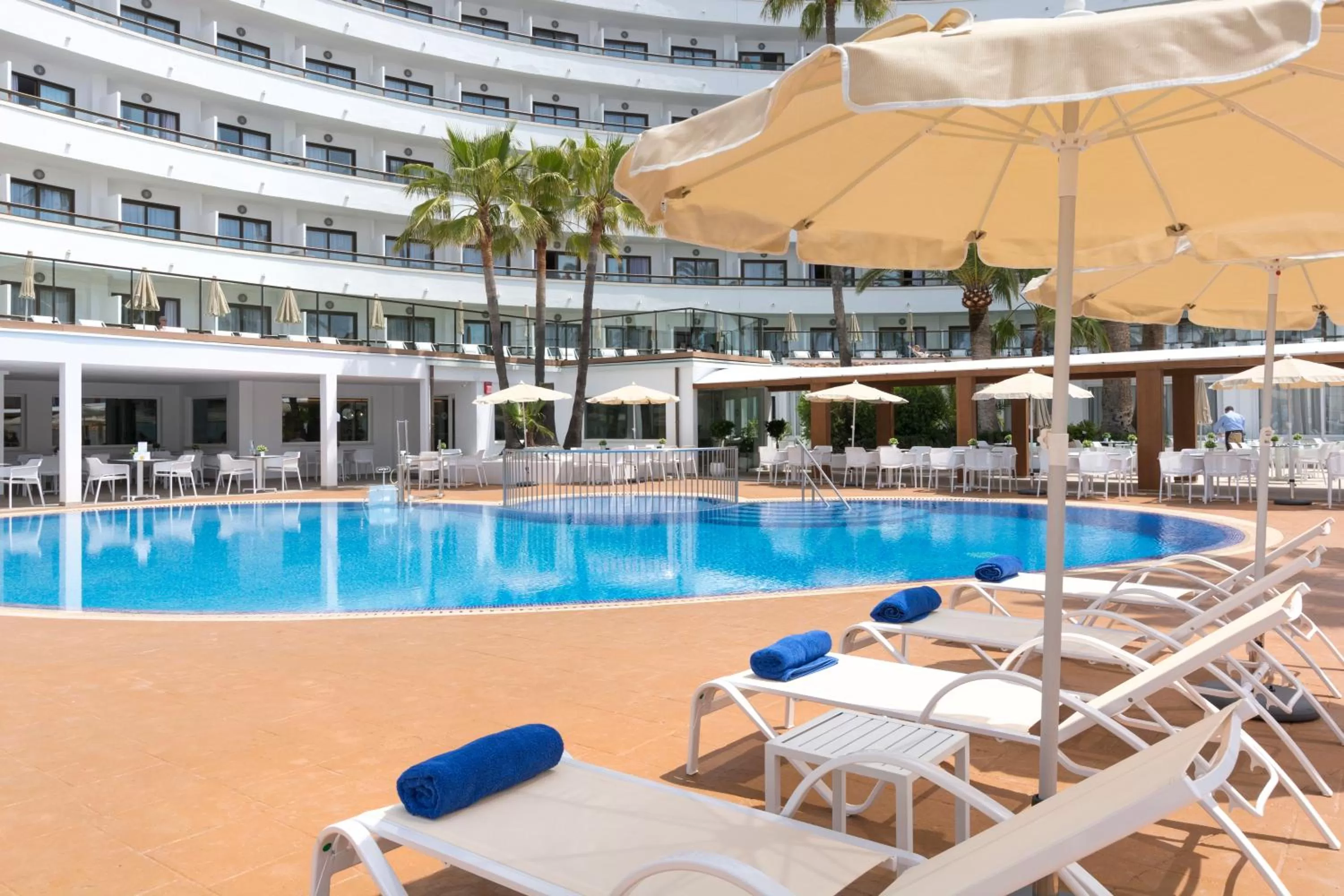 Swimming pool in HSM Linda Playa